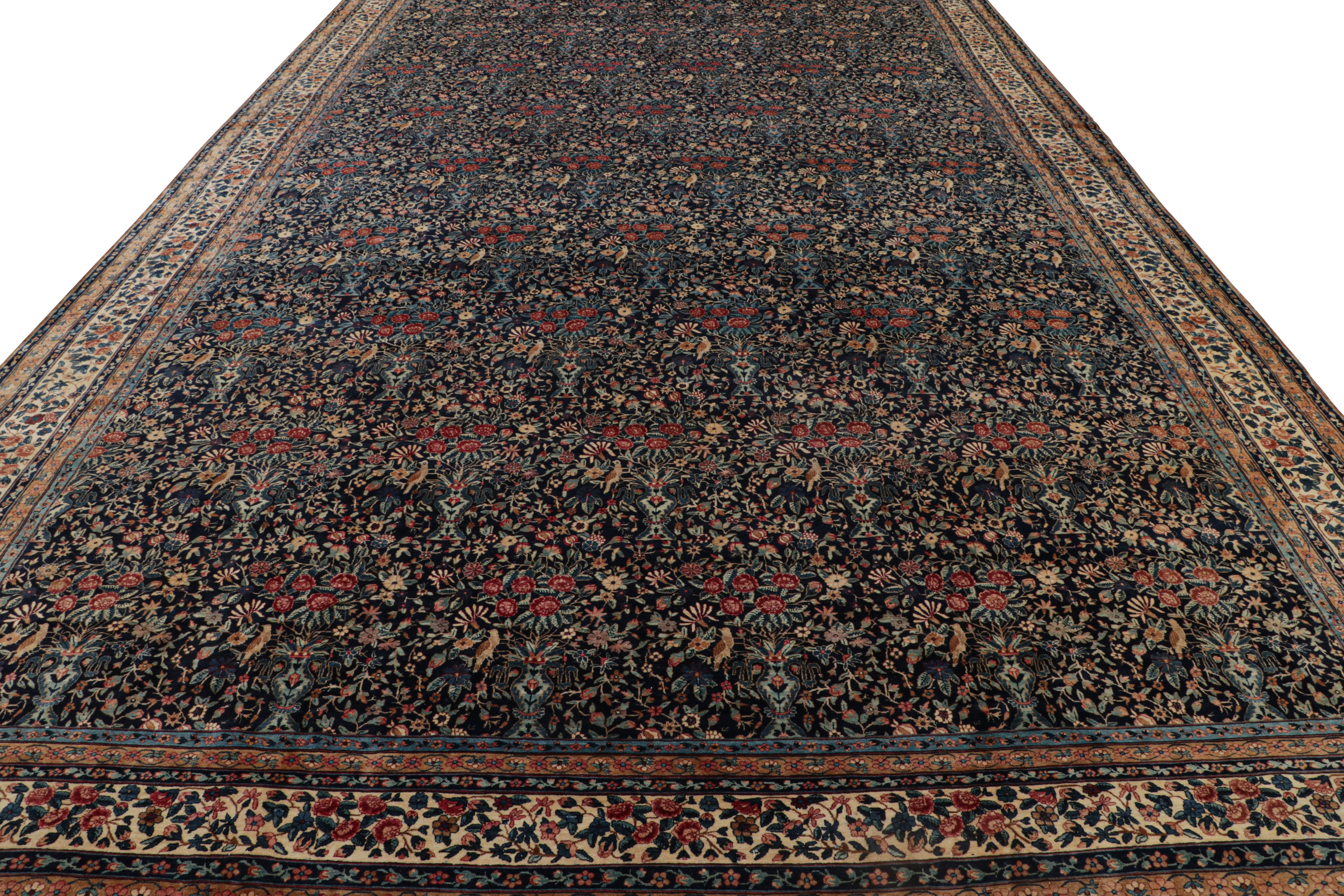 Alfombra antigua Kerman Lavar de lana azul y roja con motivos florales en toda la superficie en Bueno estado para la venta en Long Island City, NY