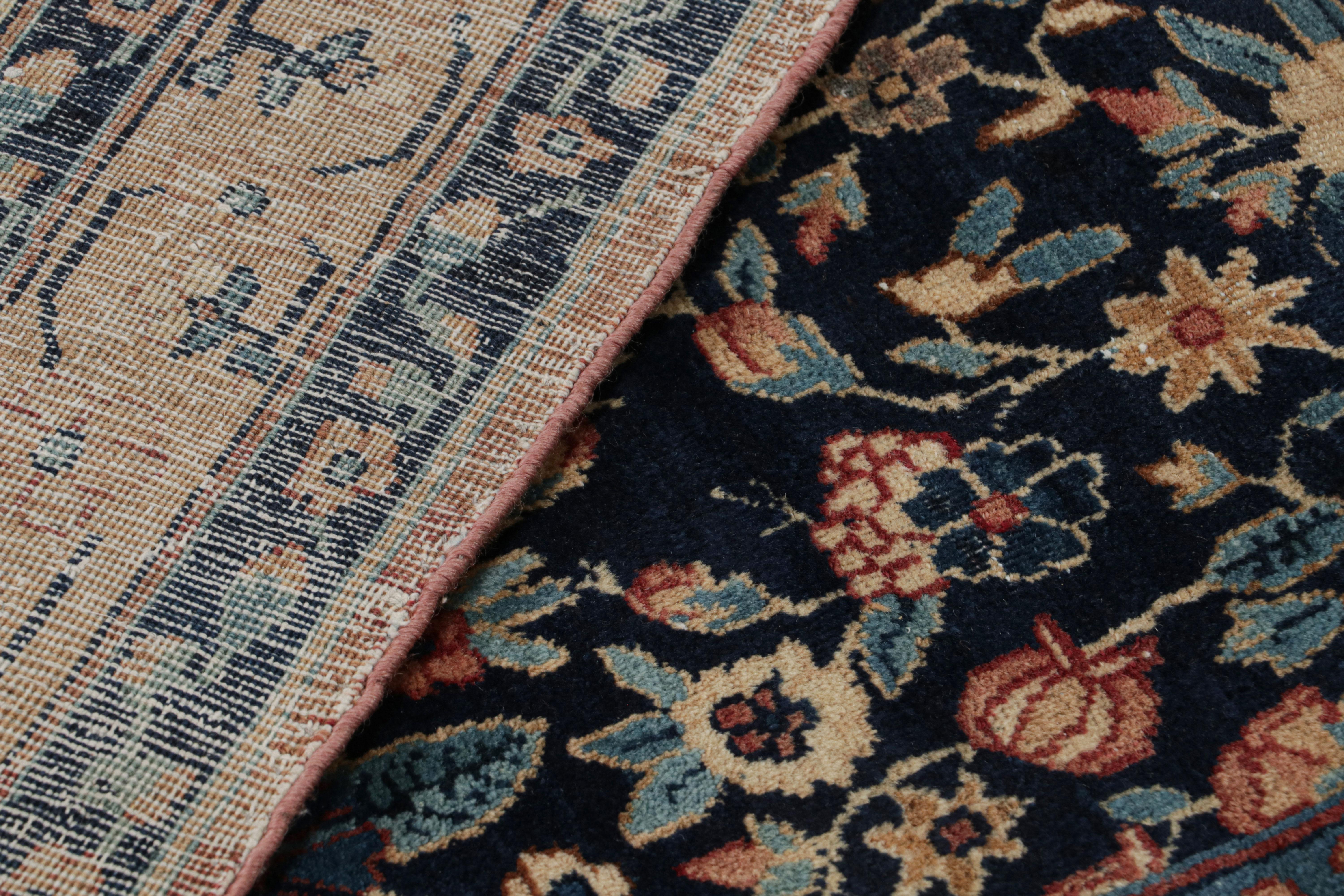 Alfombra antigua Kerman Lavar de lana azul y roja con motivos florales en toda la superficie en venta 1