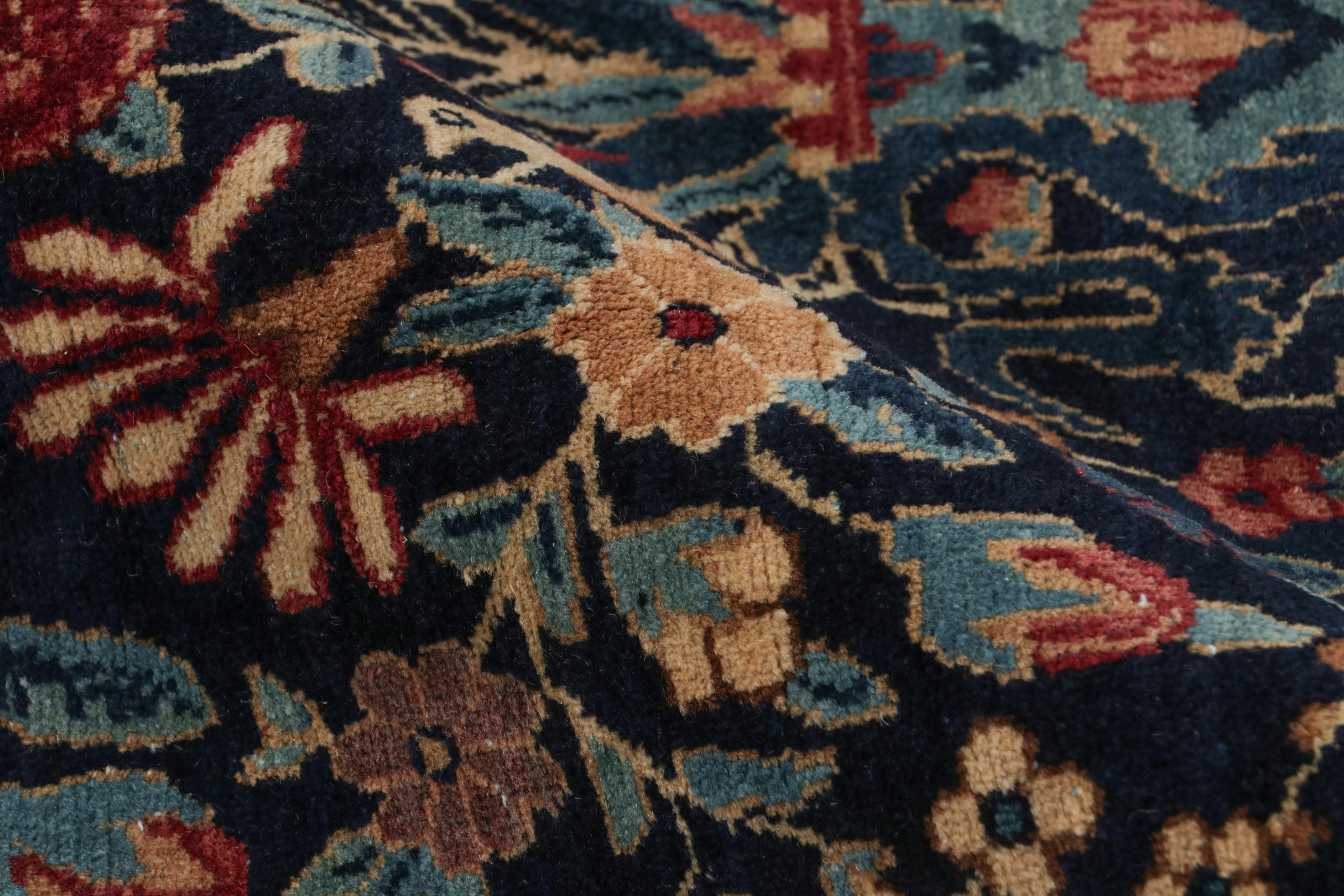 Alfombra antigua Kerman Lavar de lana azul y roja con motivos florales en toda la superficie Lana en venta