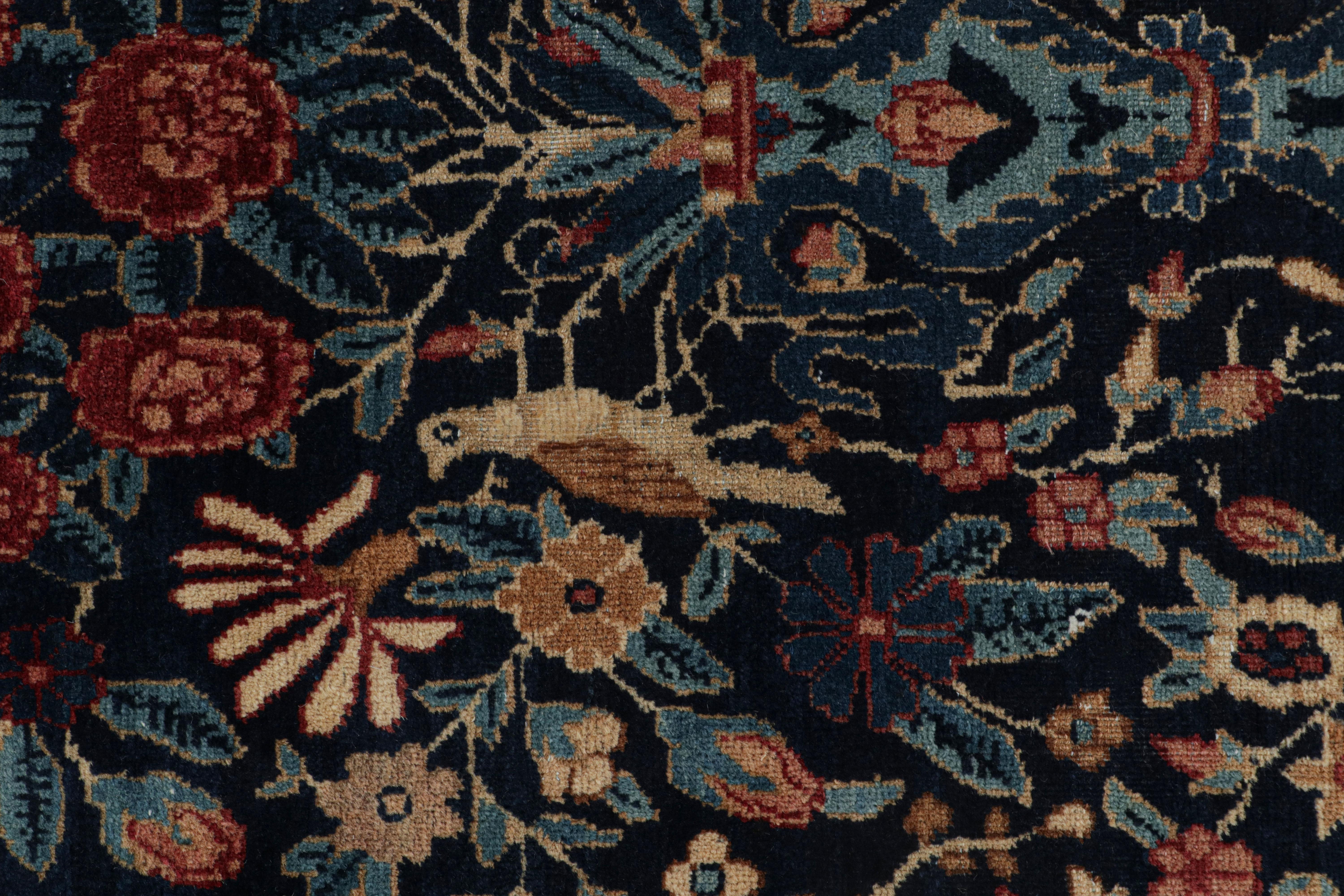 Alfombra antigua Kerman Lavar de lana azul y roja con motivos florales en toda la superficie principios del siglo XX en venta