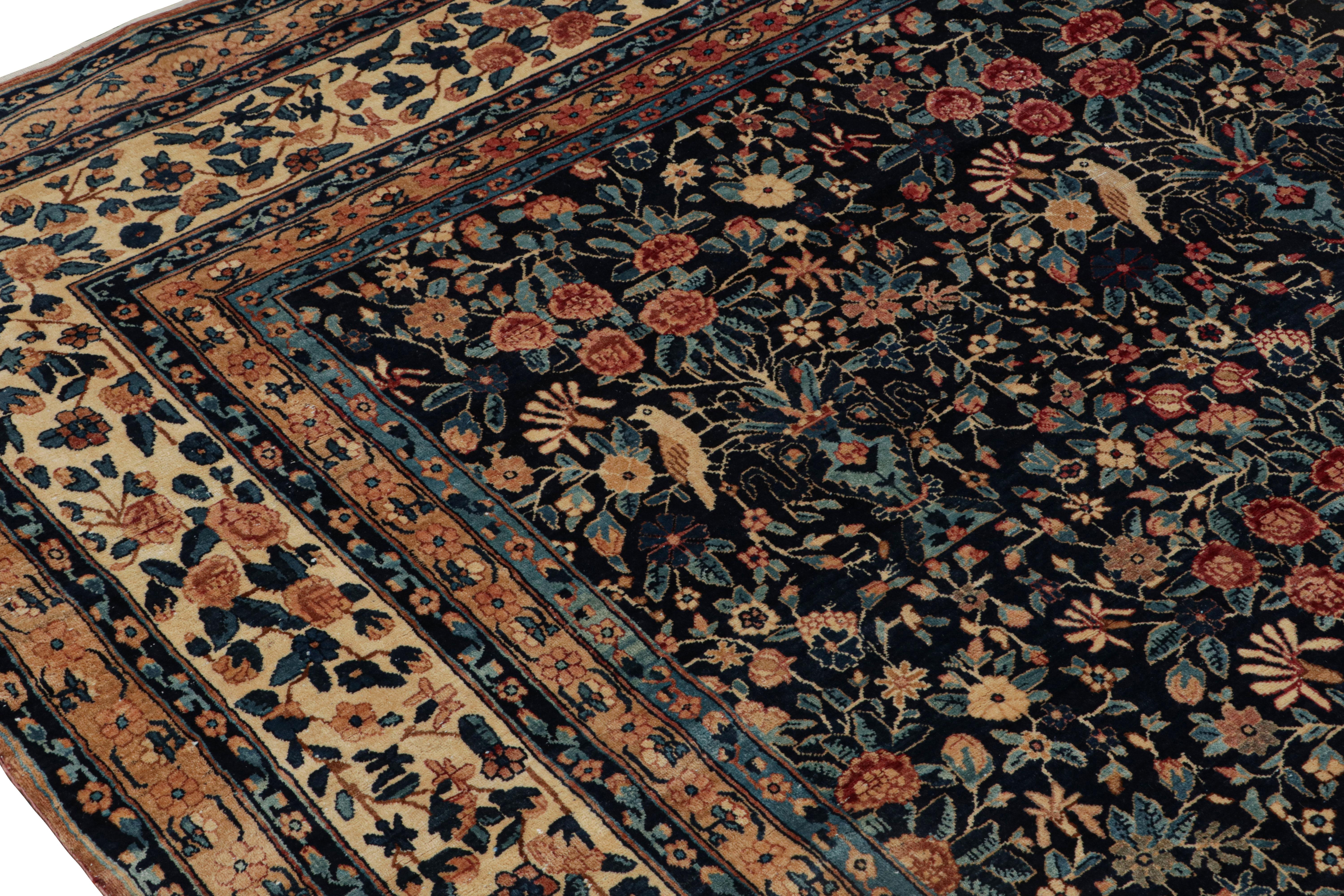 Alfombra antigua Kerman Lavar de lana azul y roja con motivos florales en toda la superficie Persa en venta