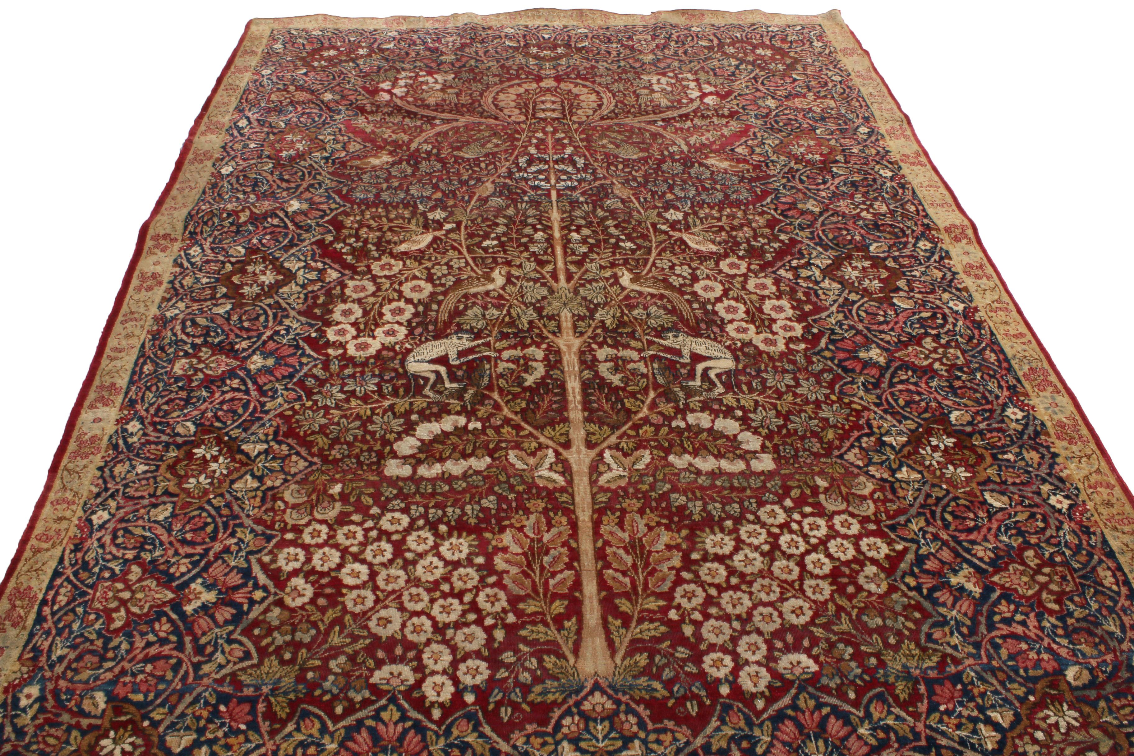 Noué à la main dans l'une des capitales du tapis les plus respectées de Perse en 1900, cet ancien tapis en laine Lavar de Kerman bénéficie d'une taille de champ complémentaire peu commune, favorisant la complexité et la richesse des couleurs de son