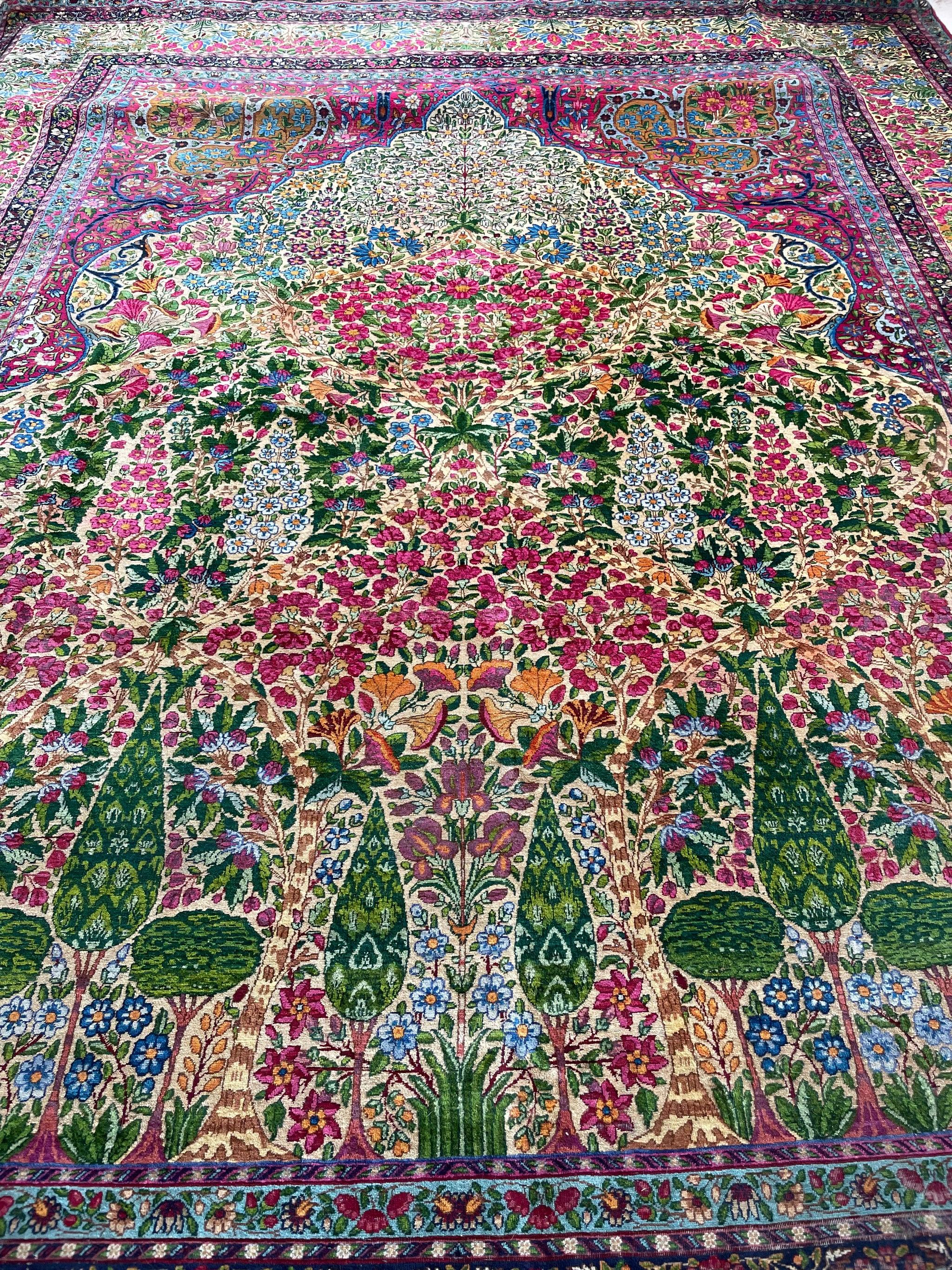 Noué à la main Antiquité, tapis Kerman Lavar Millefleur & Cyprès Arbre de Vie, circa 1930-40's en vente