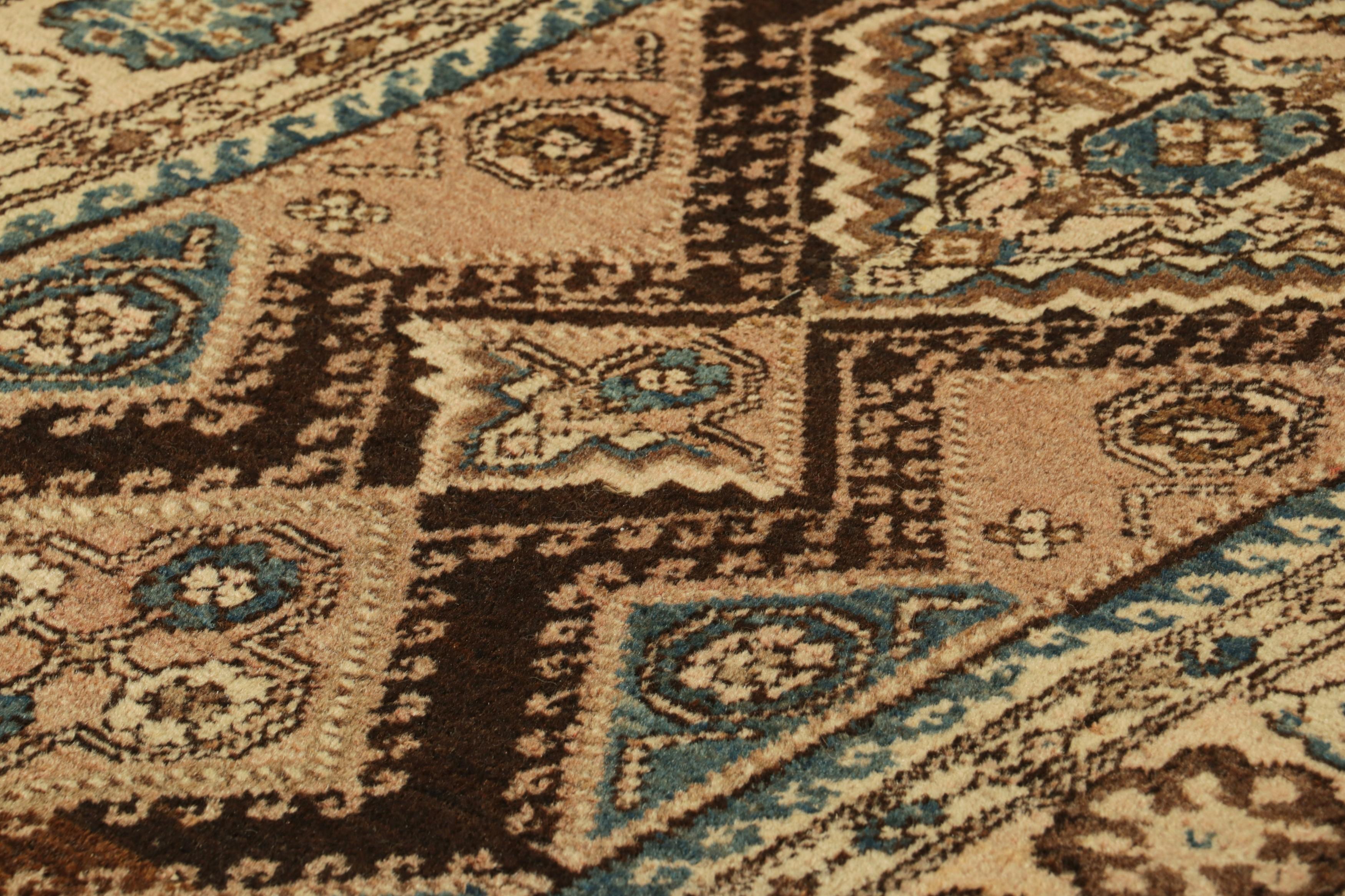 Dieser handgeknüpfte Wollteppich (ca. 1910-1920) ist ein seltenes Sammlerstück mit der Herkunft Kerman Lavar - eine aufregende neue Kuration aus der Collection'S von Rug & Kilim. 

Über das Design: 

Dieser antike Teppich besticht durch ein Spiel