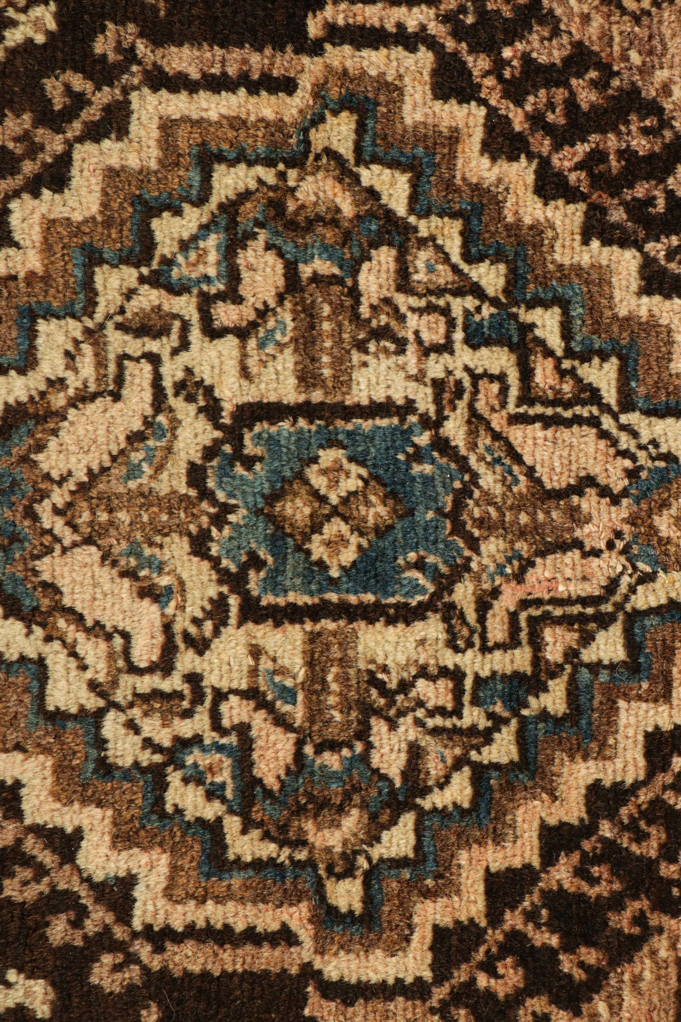 Antiker Kerman Lavar Perserteppich in Brown-Braun mit Medaillons  Rug und Kilim (Persisch) im Angebot