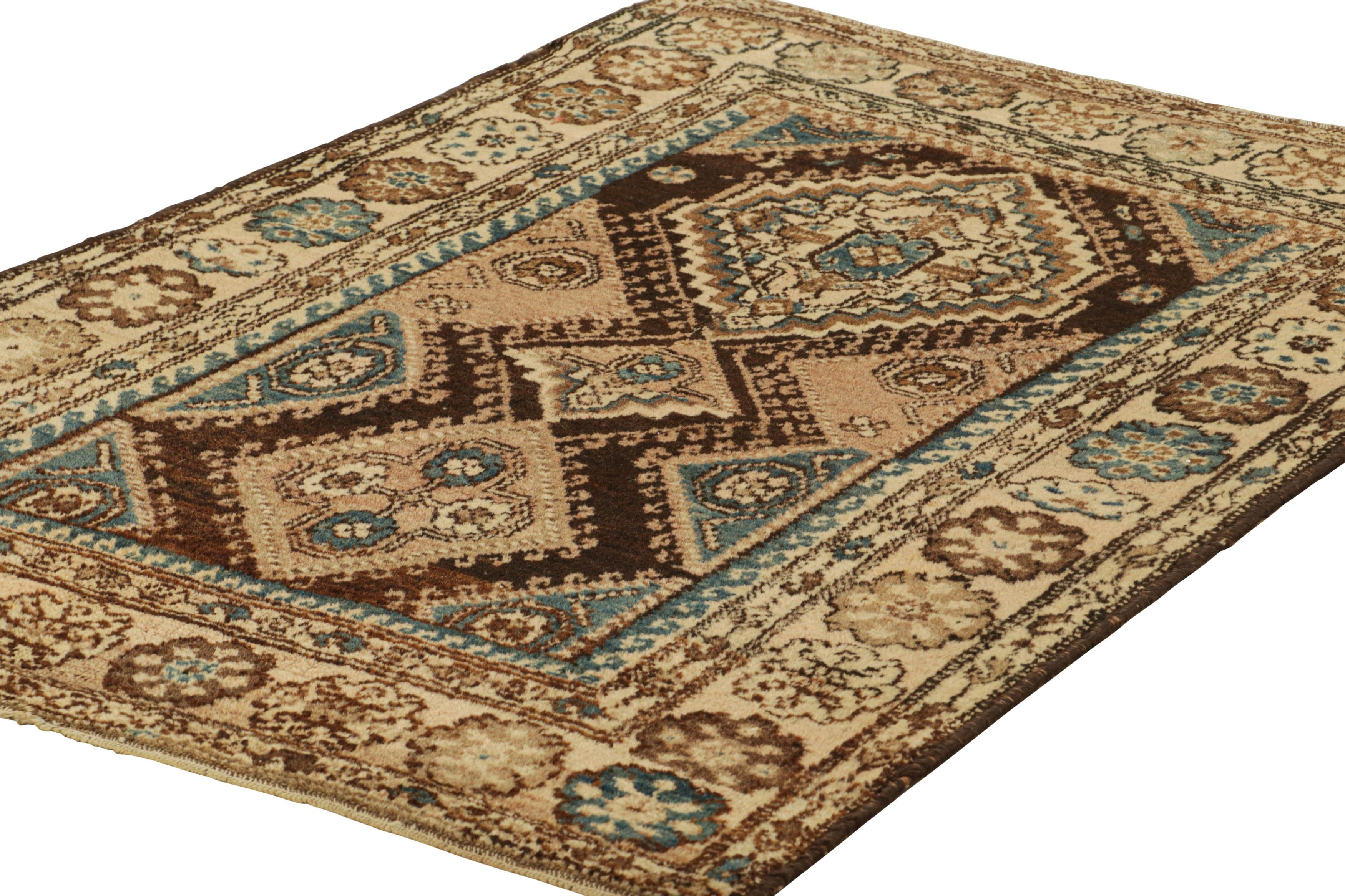 Antiker Kerman Lavar Perserteppich in Brown-Braun mit Medaillons  Rug und Kilim (Handgeknüpft) im Angebot