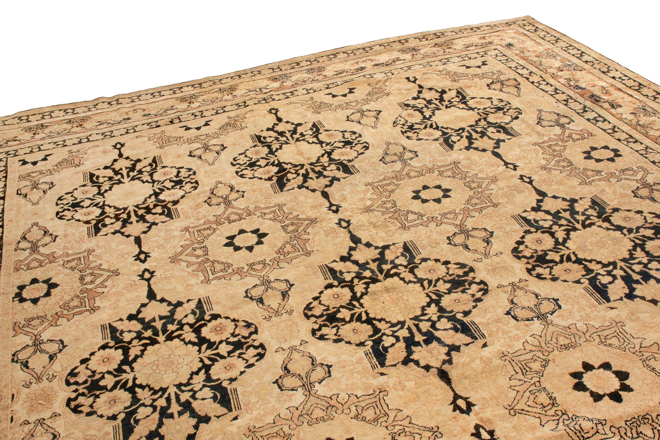 Dieser antike 9x16 Kerman Lavar-Perserteppich aus Wolle, handgeknüpft um 1880-1890, ist eine bemerkenswerte Ergänzung der begehrten klassischen Kollektion von Rug & Kilim. Der Teppich trägt nicht nur die charakteristischen Merkmale dieser Linie,