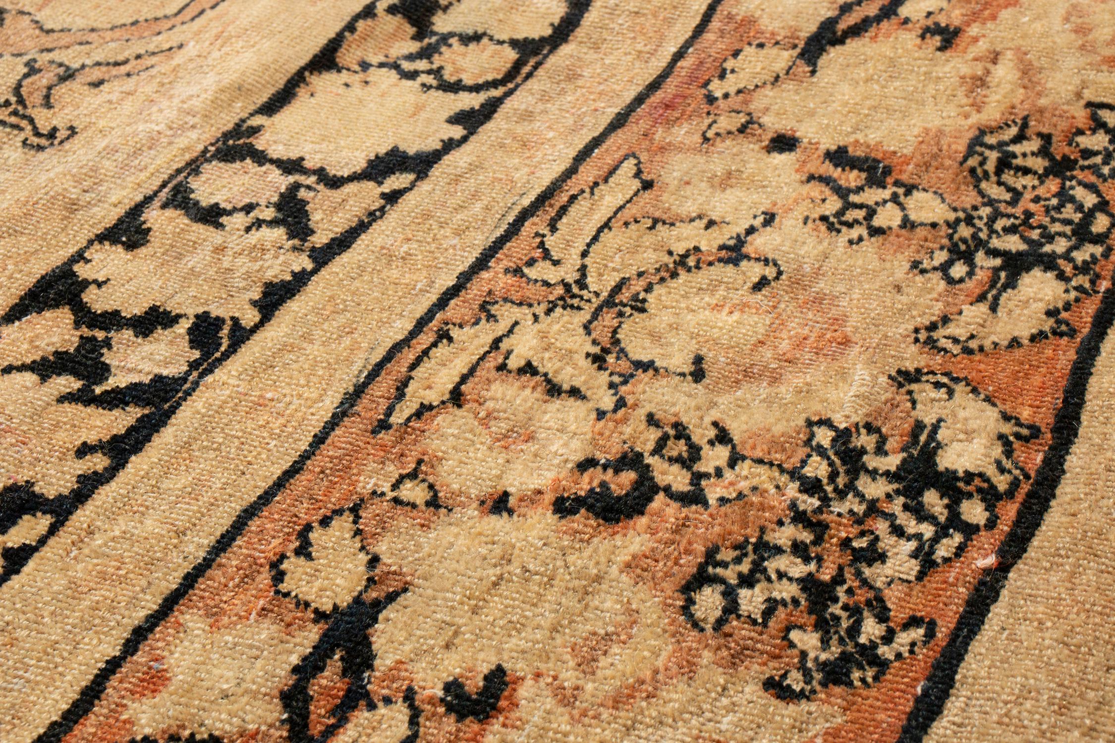 Antiker antiker Kerman Lavar Perserteppich mit beige-braunem Blumenmuster von Teppich & Kelim (Persisch) im Angebot