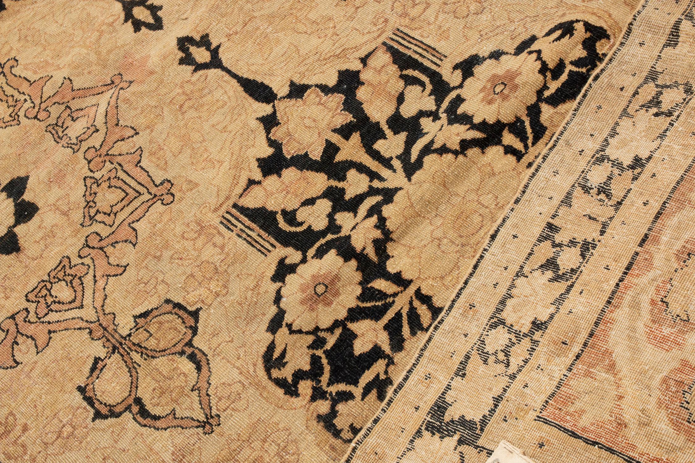 Antiker antiker Kerman Lavar Perserteppich mit beige-braunem Blumenmuster von Teppich & Kelim (Handgeknüpft) im Angebot