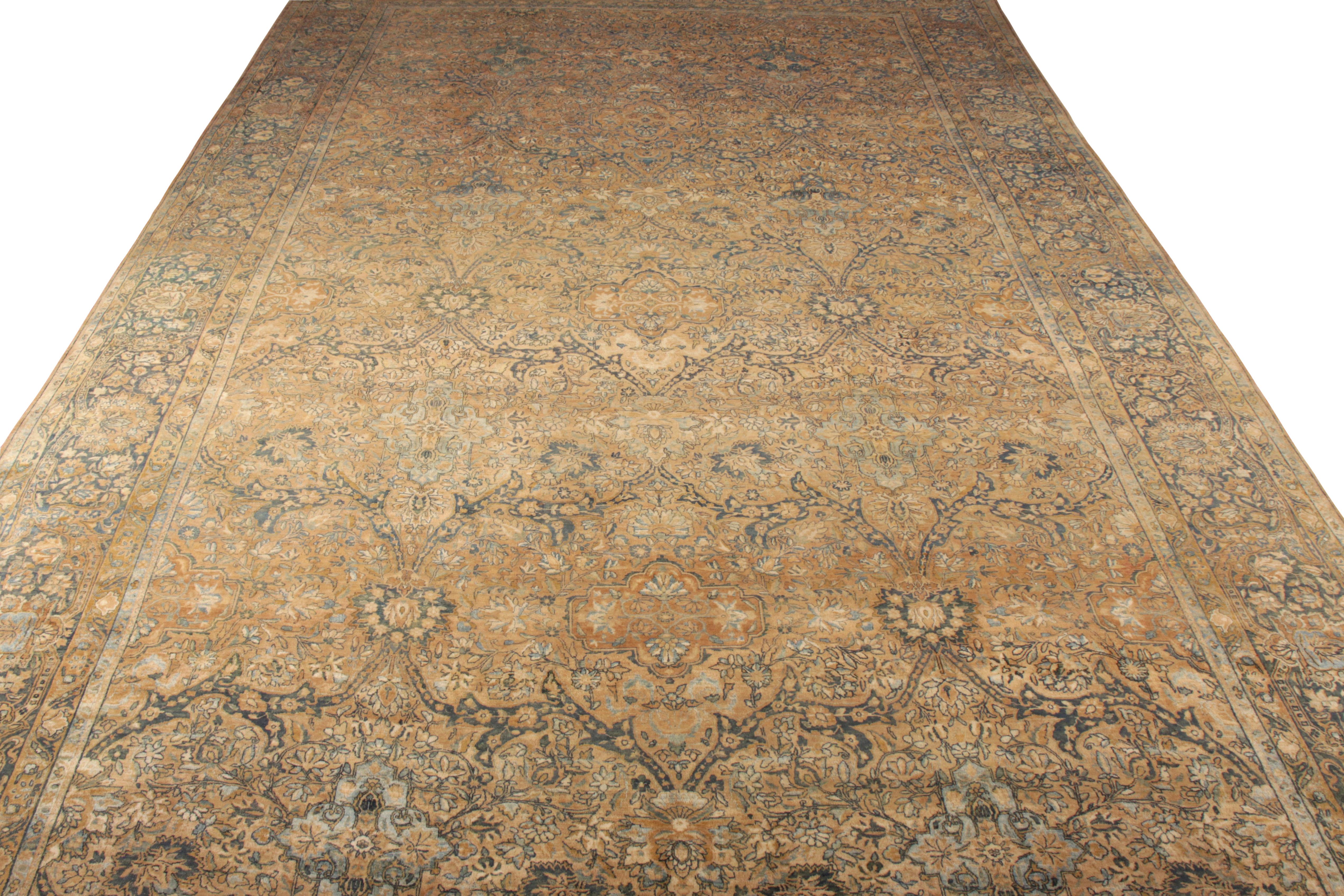 Dieser seltene, handgeknüpfte Wollteppich im Format 11x21 aus Kerman Lavar ist eine wunderbare Ergänzung der klassischen persischen Auswahl in der Antique & Vintage Collection'S von Rug & Kilim. Der um 1920-1930 entstandene Teppich besticht durch