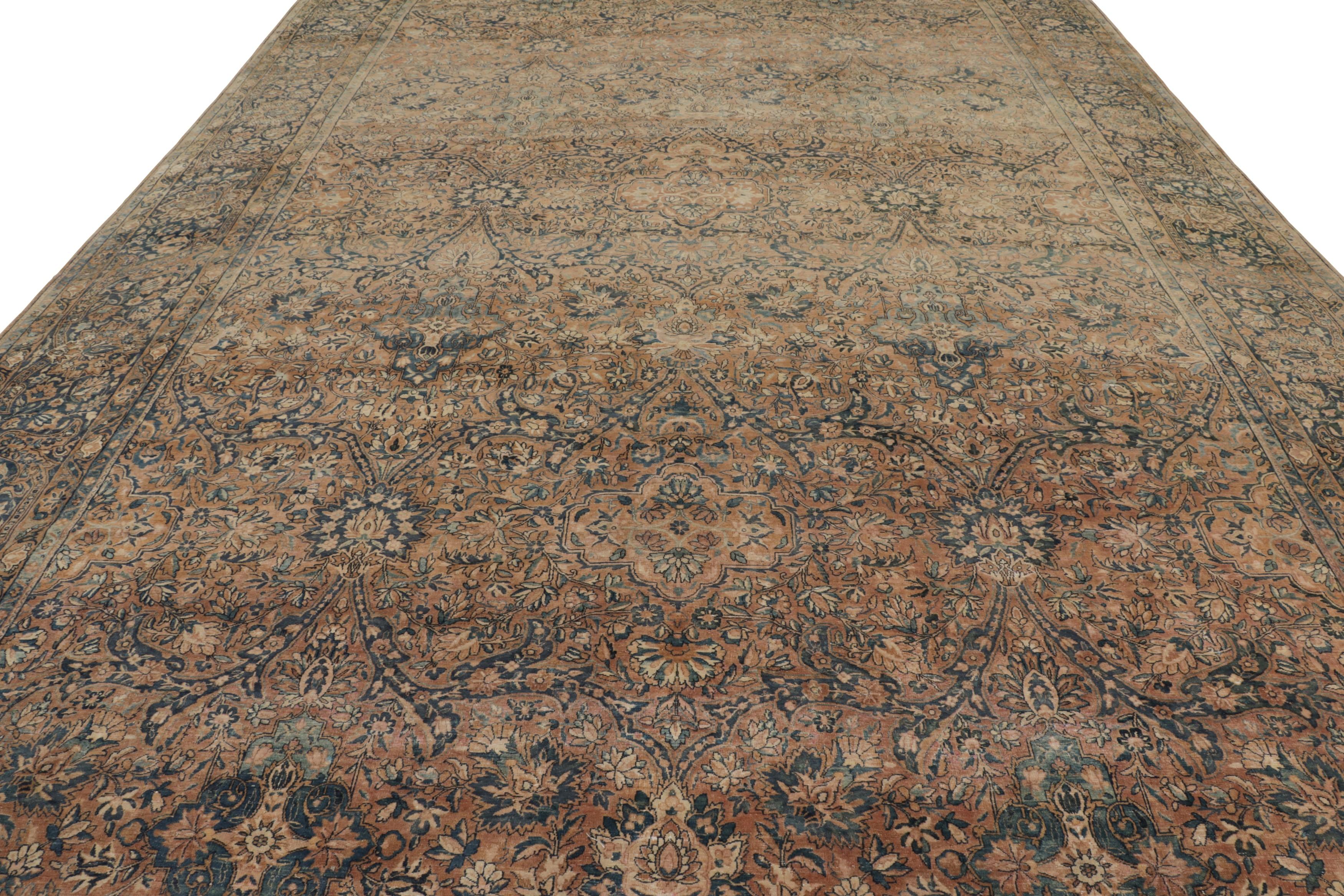 Noué à la main en laine, ce rare tapis Kerman de 11 x 21, de la taille d'un palais, constitue une splendide entrée dans les sélections persanes classiques de la Collection Antique & Kilim de Rug & Kilim. Originaire des années 1920-1930, ce tapis
