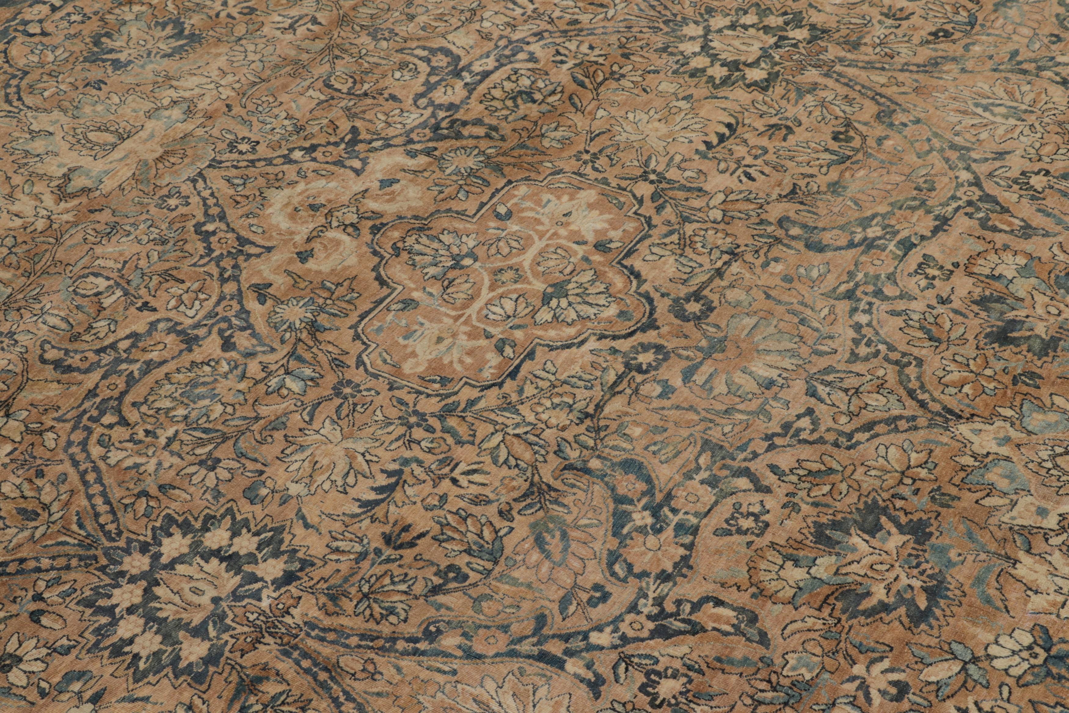 Perse Tapis persan antique Kerman Lavar à motifs floraux bleu, beige et marron en vente