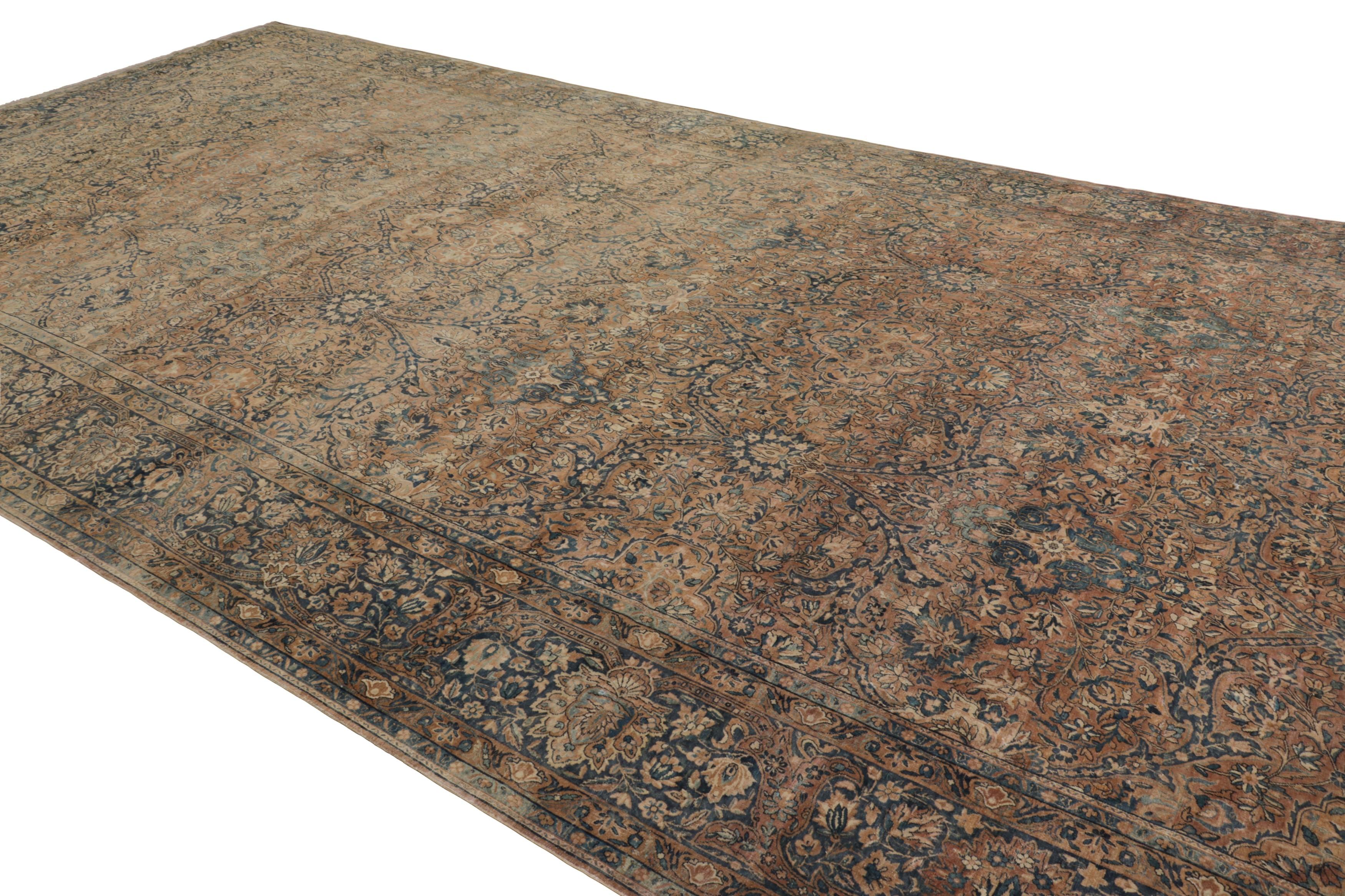 Noué à la main Tapis persan antique Kerman Lavar à motifs floraux bleu, beige et marron en vente