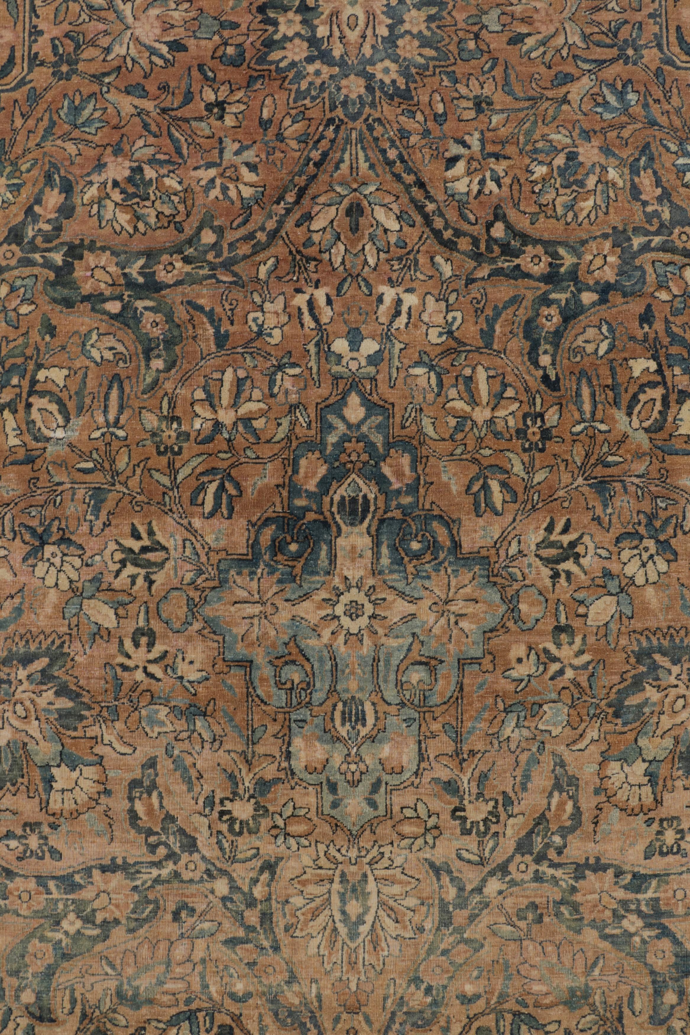 Fin du XIXe siècle Tapis persan antique Kerman Lavar à motifs floraux bleu, beige et marron en vente