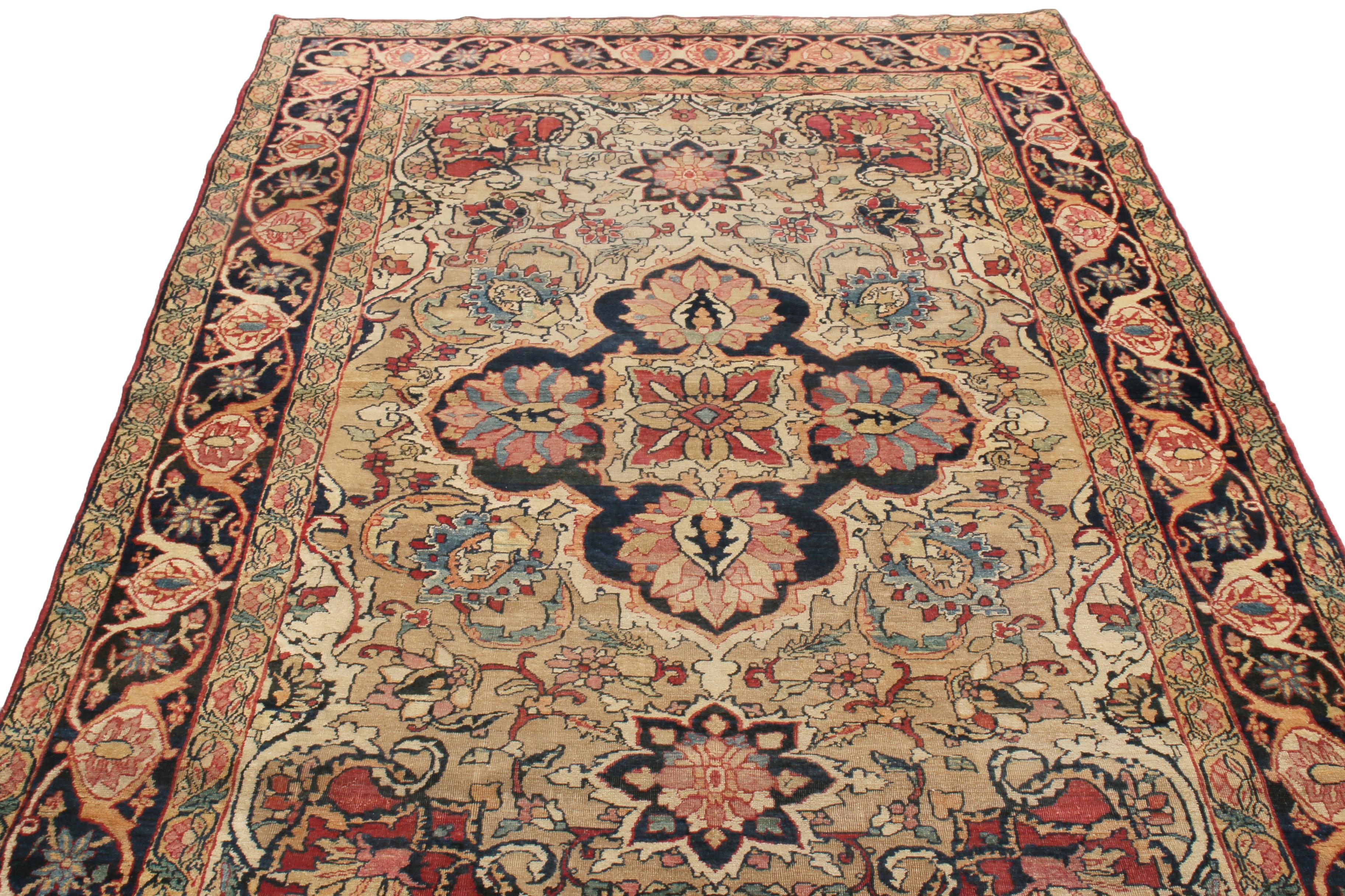 Dieses antike Stück aus Kerman Lavar, das um 1900 in einer der angesehensten Teppichhauptstädte Persiens handgeknüpft wurde, zeichnet sich durch eine Kombination von Lotuspalmettenmotiven mit fröhlichen, versöhnlichen Beige- und Rosatönen im