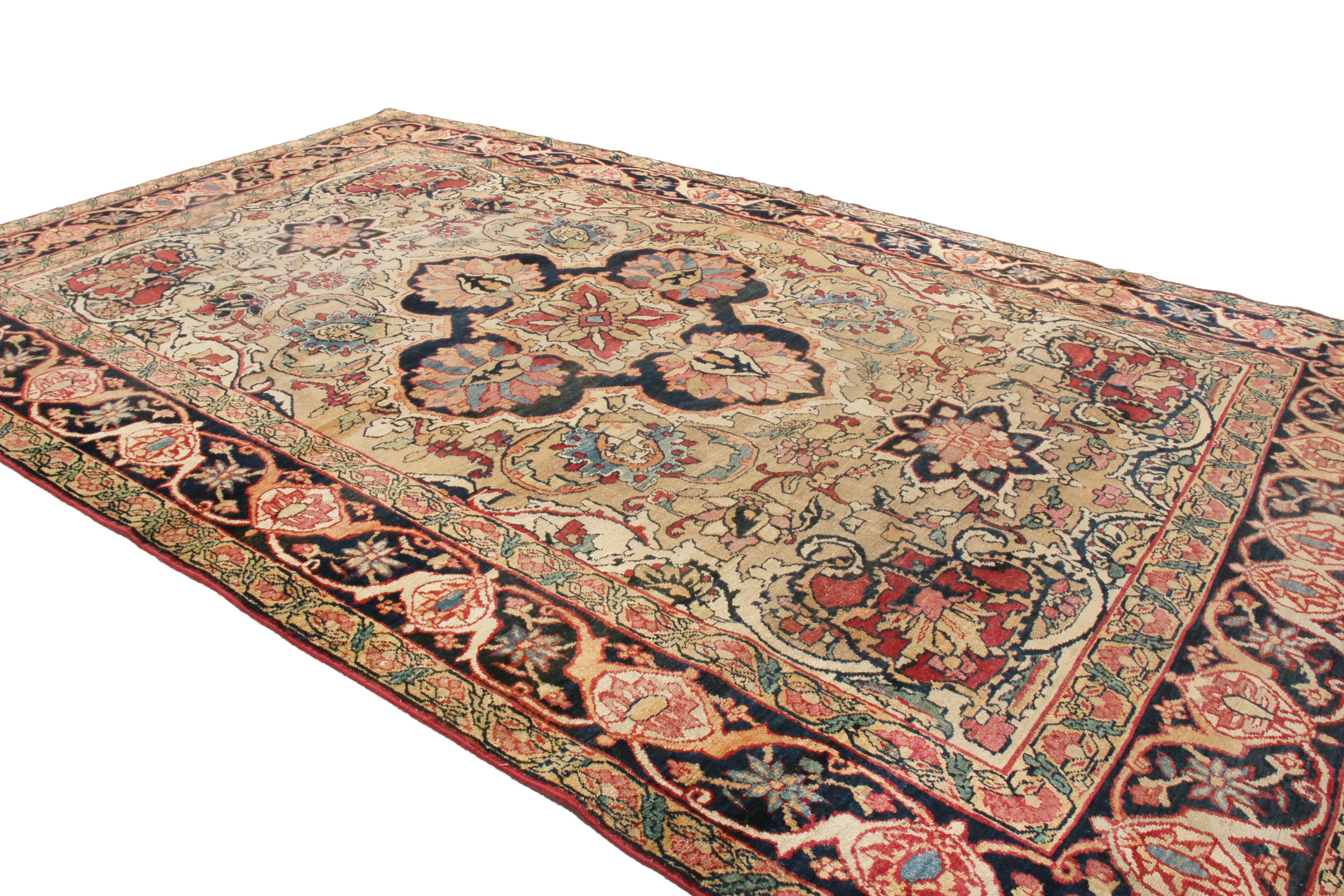 Antiker antiker Kerman Lavar Persischer Teppich aus Wolle in Rosa und Beige von Teppich & Kelim (Kirman) im Angebot
