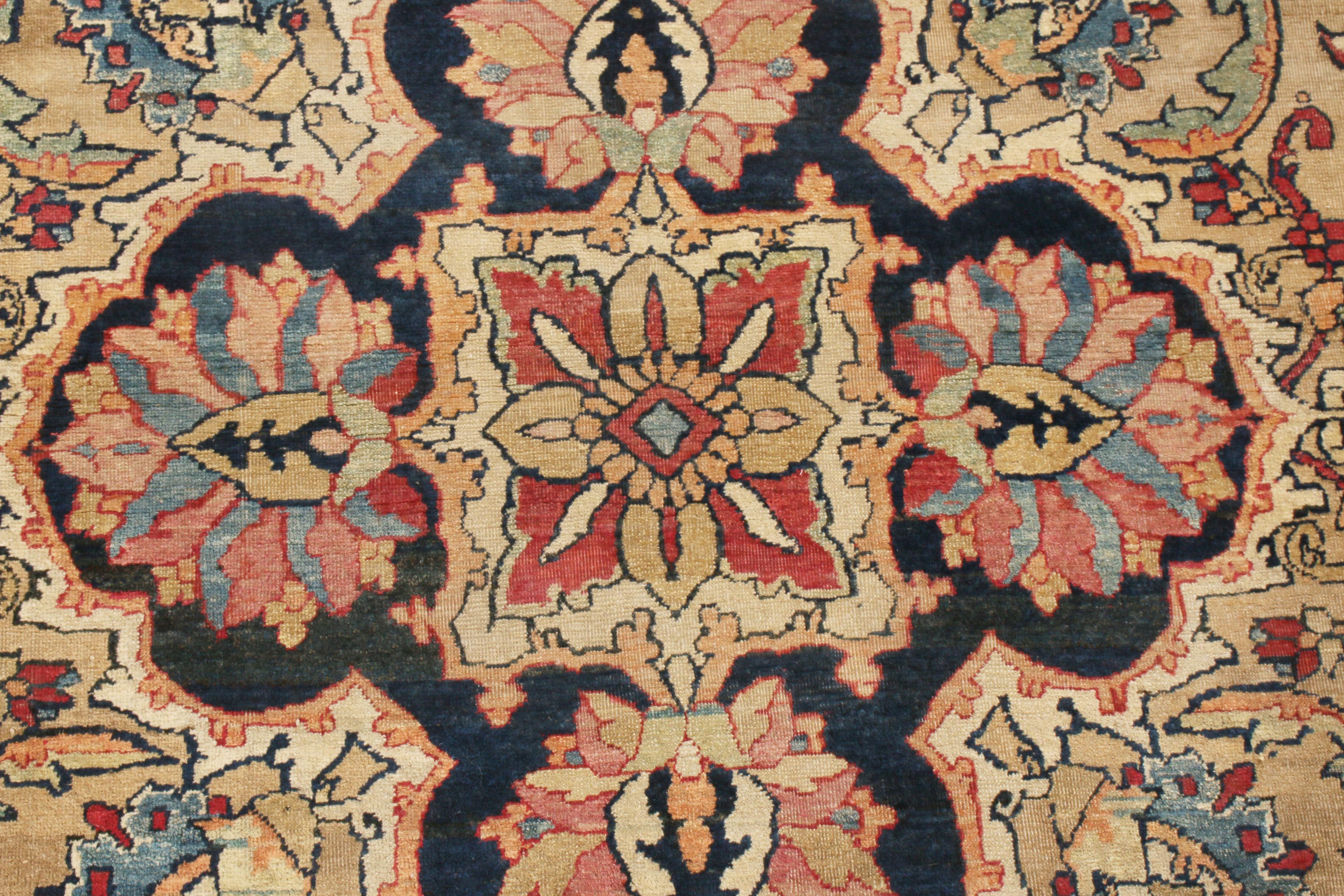 Antiker antiker Kerman Lavar Persischer Teppich aus Wolle in Rosa und Beige von Teppich & Kelim (Handgeknüpft) im Angebot
