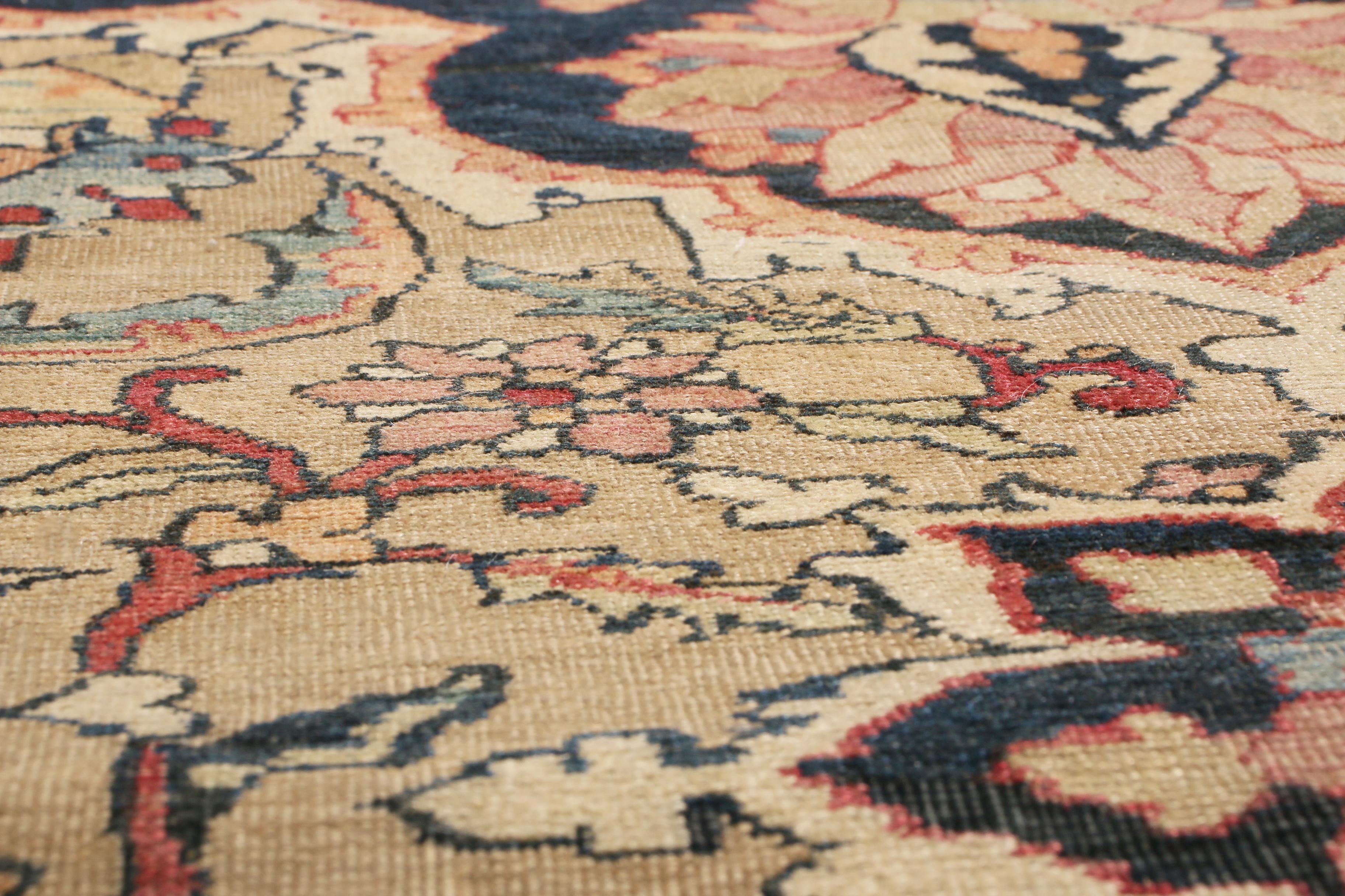 Antiker antiker Kerman Lavar Persischer Teppich aus Wolle in Rosa und Beige von Teppich & Kelim im Zustand „Gut“ im Angebot in Long Island City, NY