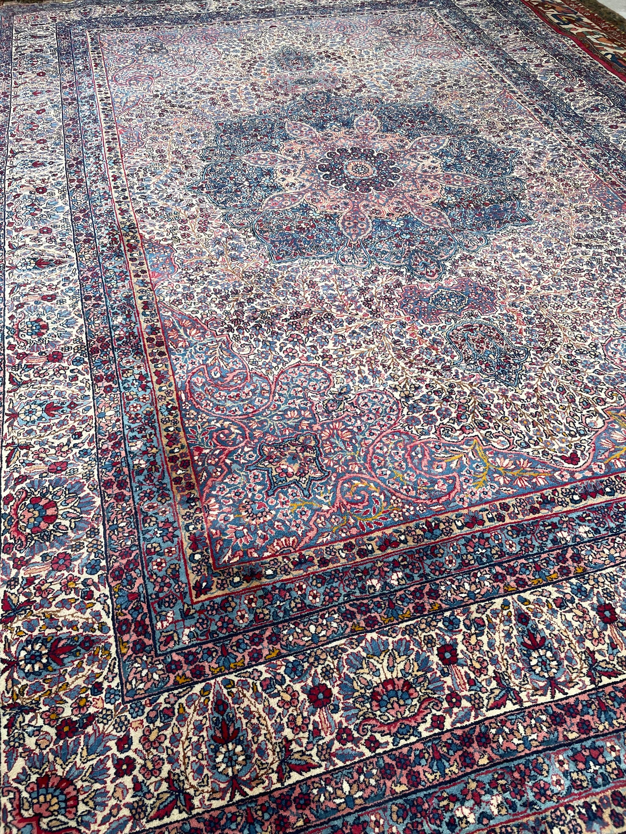 Sofisticada Pieza Botánica Antigua

Tamaño: 8,10 x 12,8
Antigüedad: Antiguo, c. 1930
Pelo: Bajo/Medio, Estado impecable

Esta alfombra es única en el mundo, no hay otras disponibles.

Debido a la naturaleza y antigüedad de estas piezas antiguas