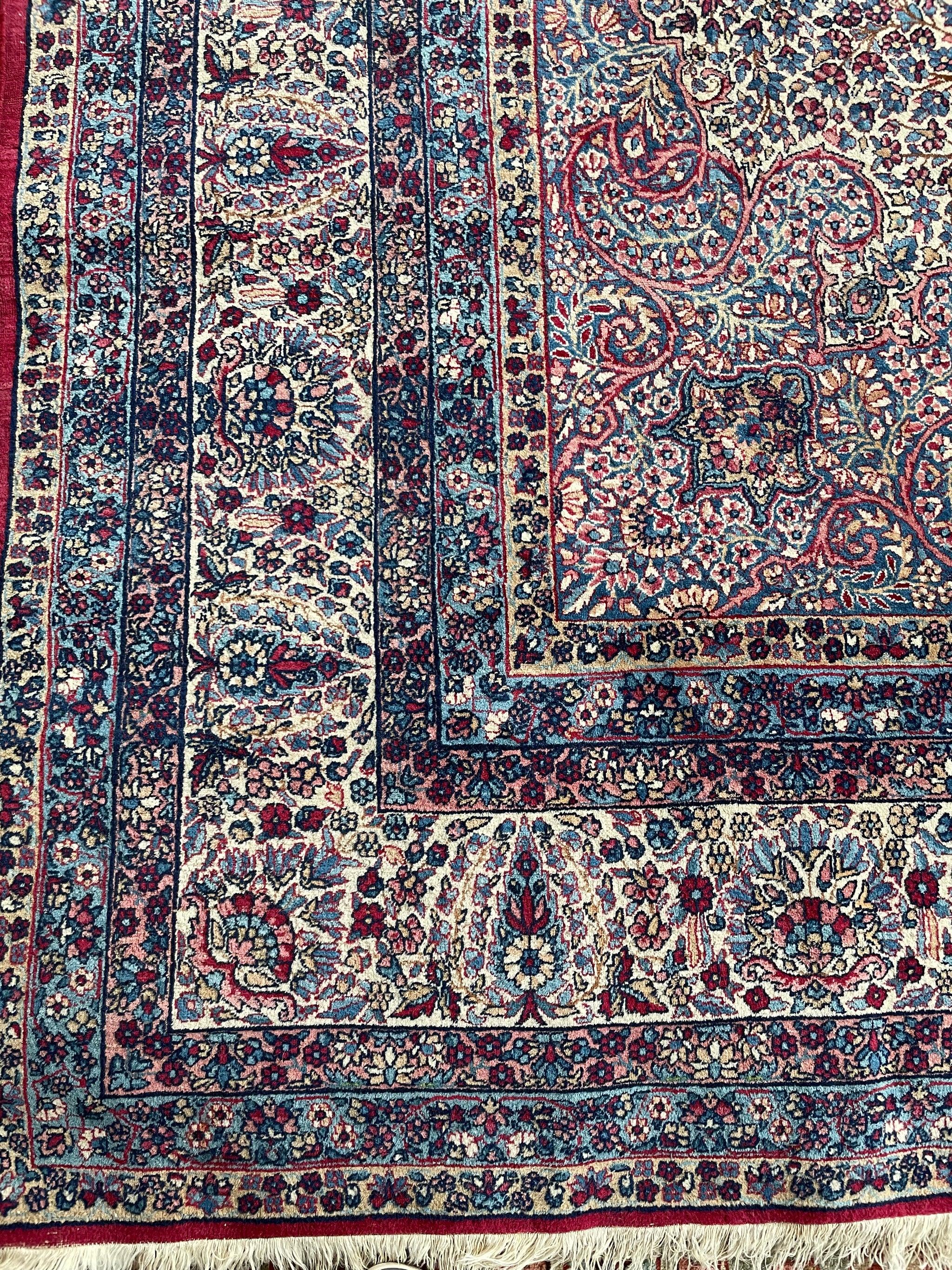 Alfombra antigua botánica en colores pastel de Kerman, c. 1930 Anudado a mano en venta