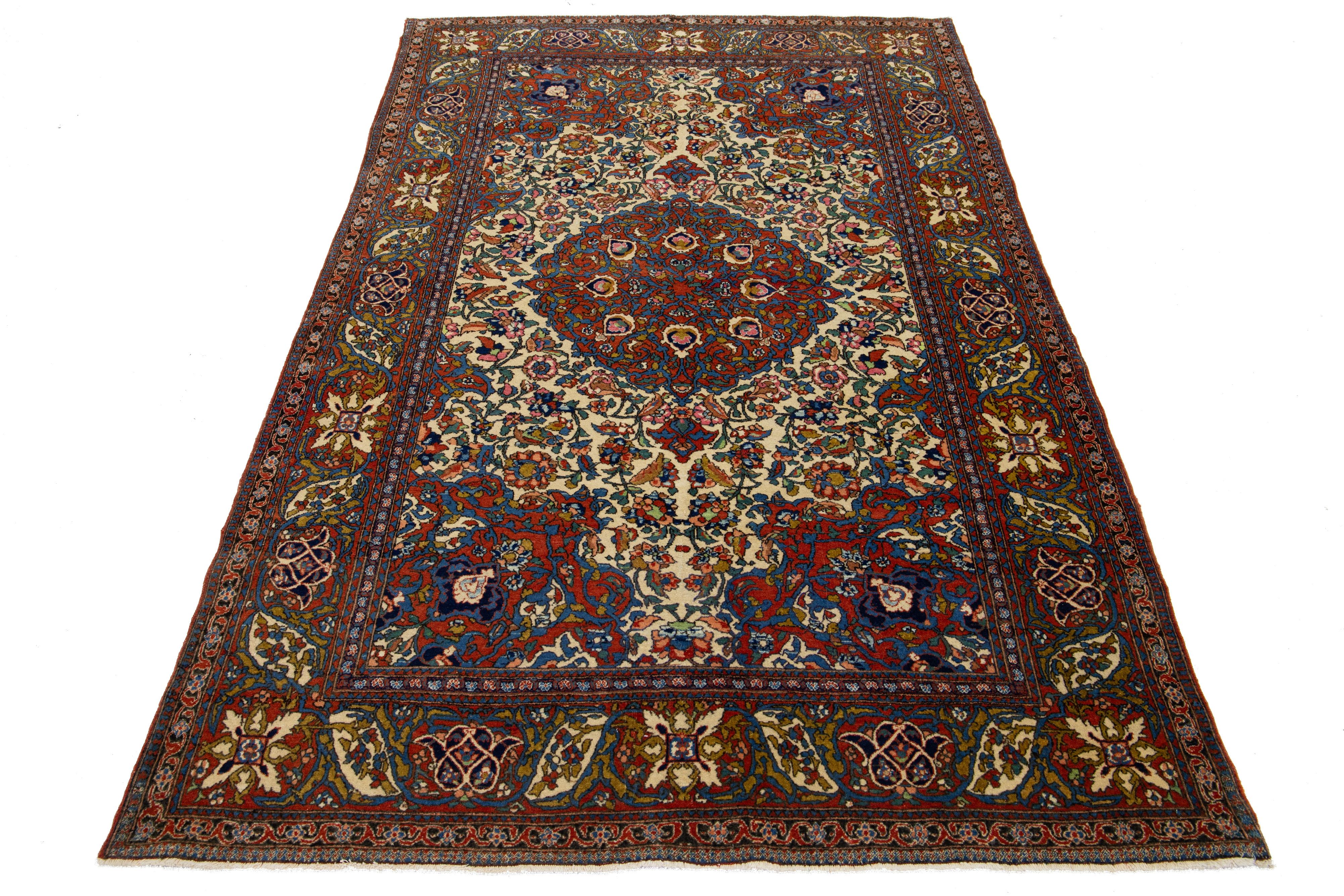 Ce tapis en laine noué à la main, une impressionnante antiquité des années 1920, présente un vibrant motif floral dans différentes couleurs qui contrastent magnifiquement avec son fond beige profond.

Ce tapis mesure 4'7