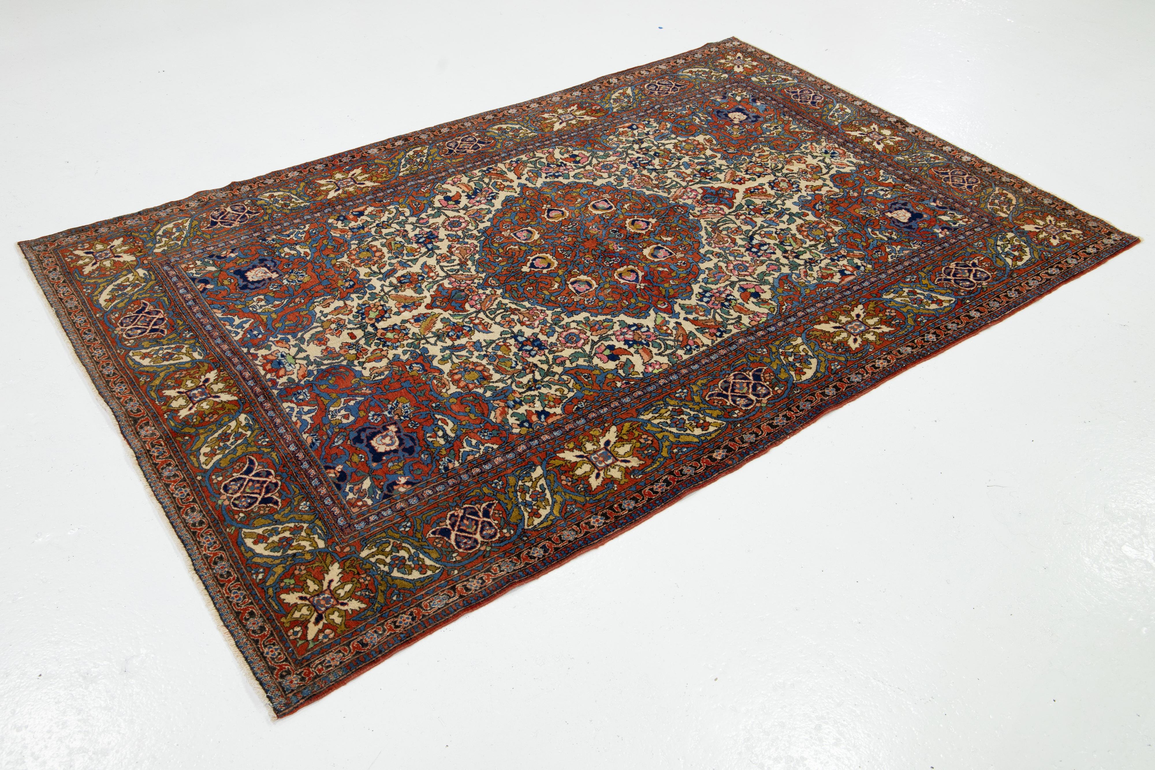 Kirman Ancien tapis persan Kerman en laine beige avec un motif de rosette en vente