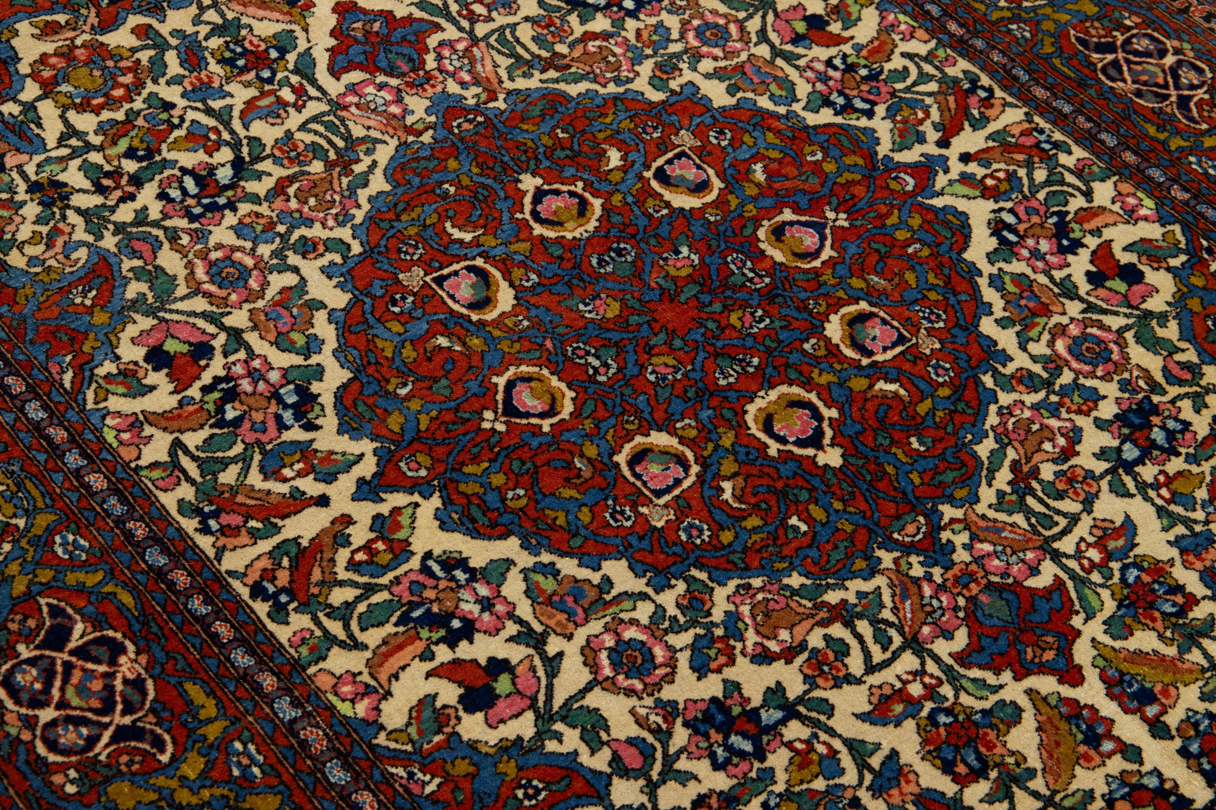 Perse Ancien tapis persan Kerman en laine beige avec un motif de rosette en vente