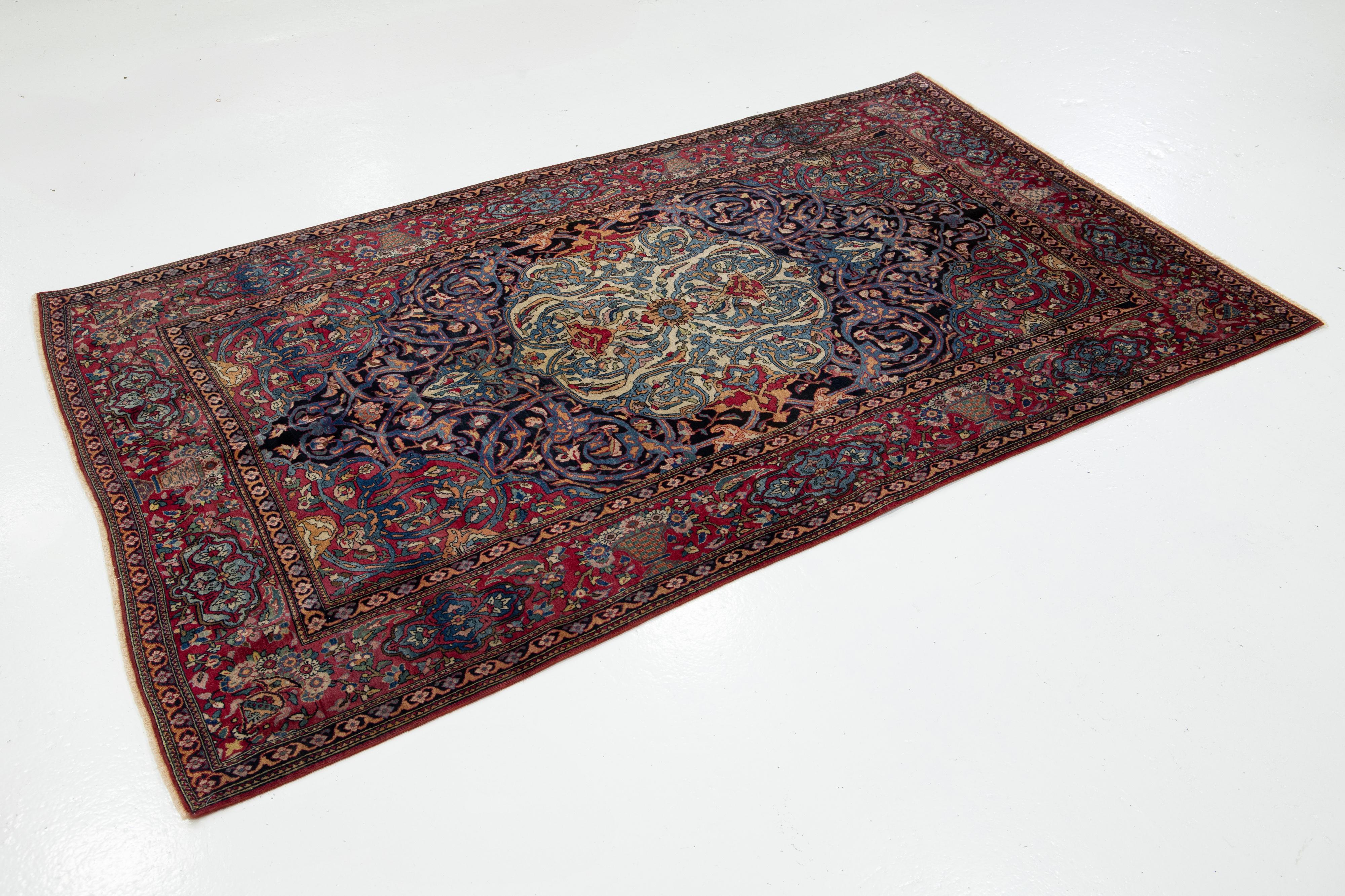 Kirman Ancien tapis persan Kerman en laine bleu marine avec un motif de rosette en vente