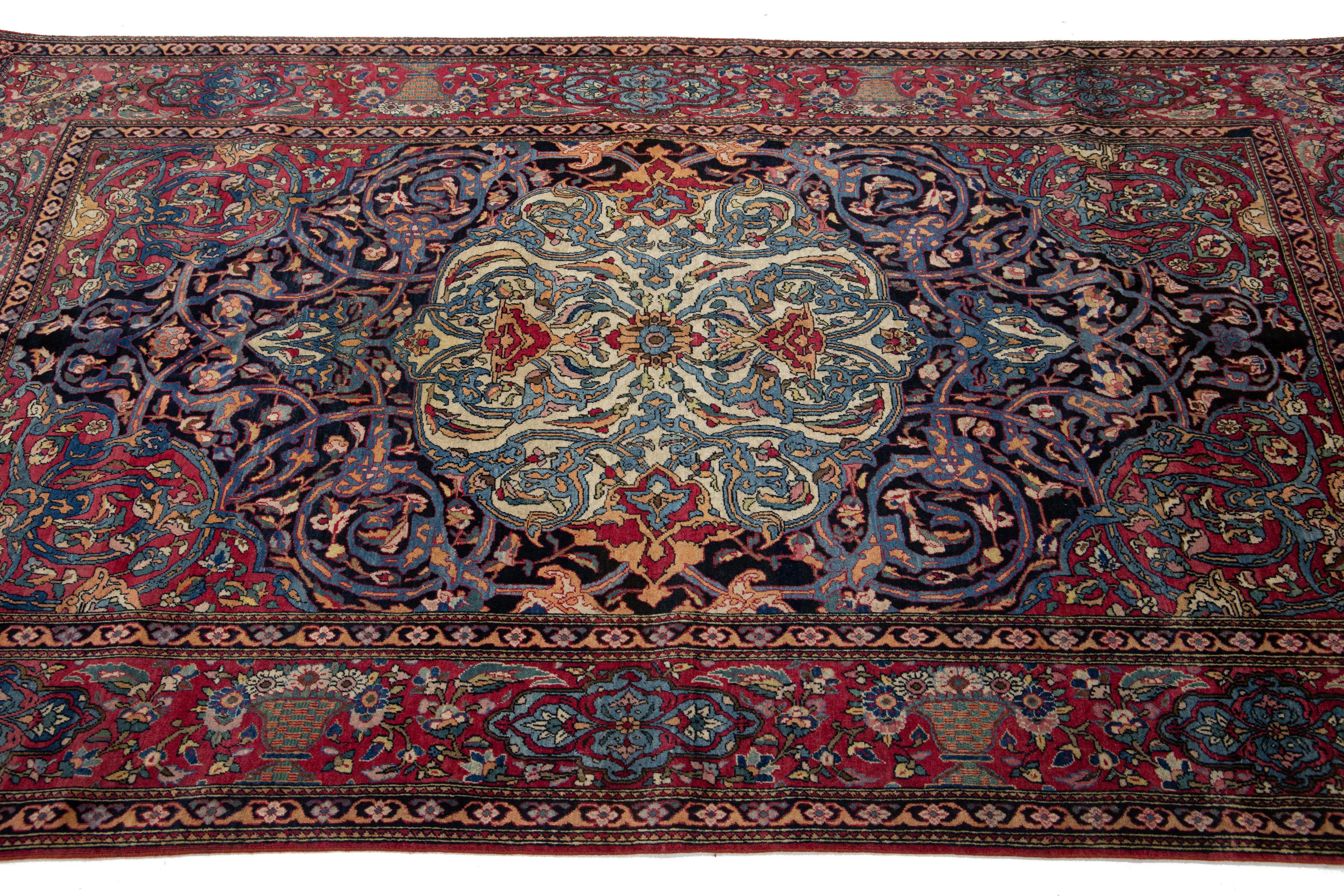 Noué à la main Ancien tapis persan Kerman en laine bleu marine avec un motif de rosette en vente
