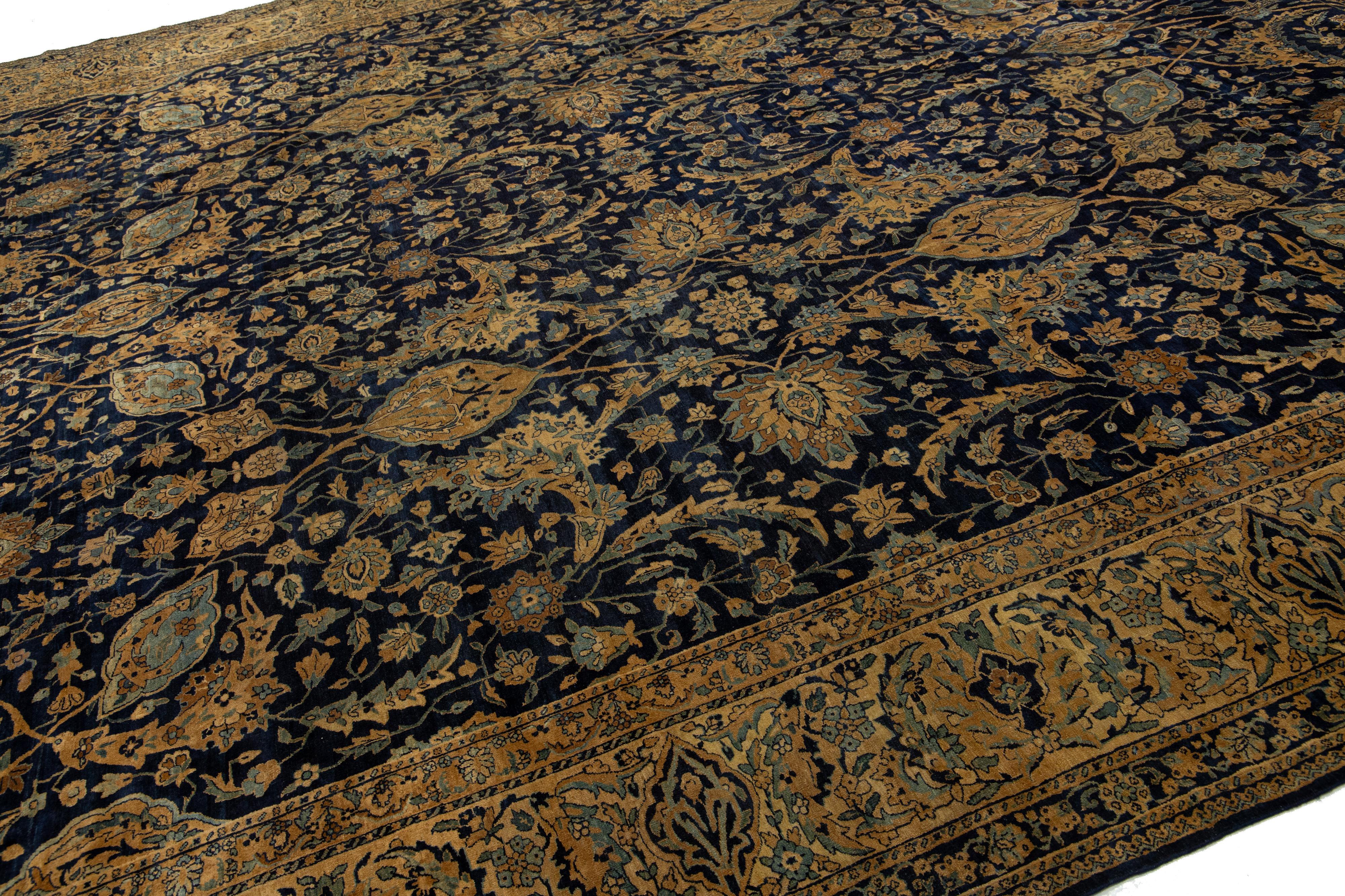 Tapis persan Kerman surdimensionné en laine bleu foncé avec un motif floral en vente 2