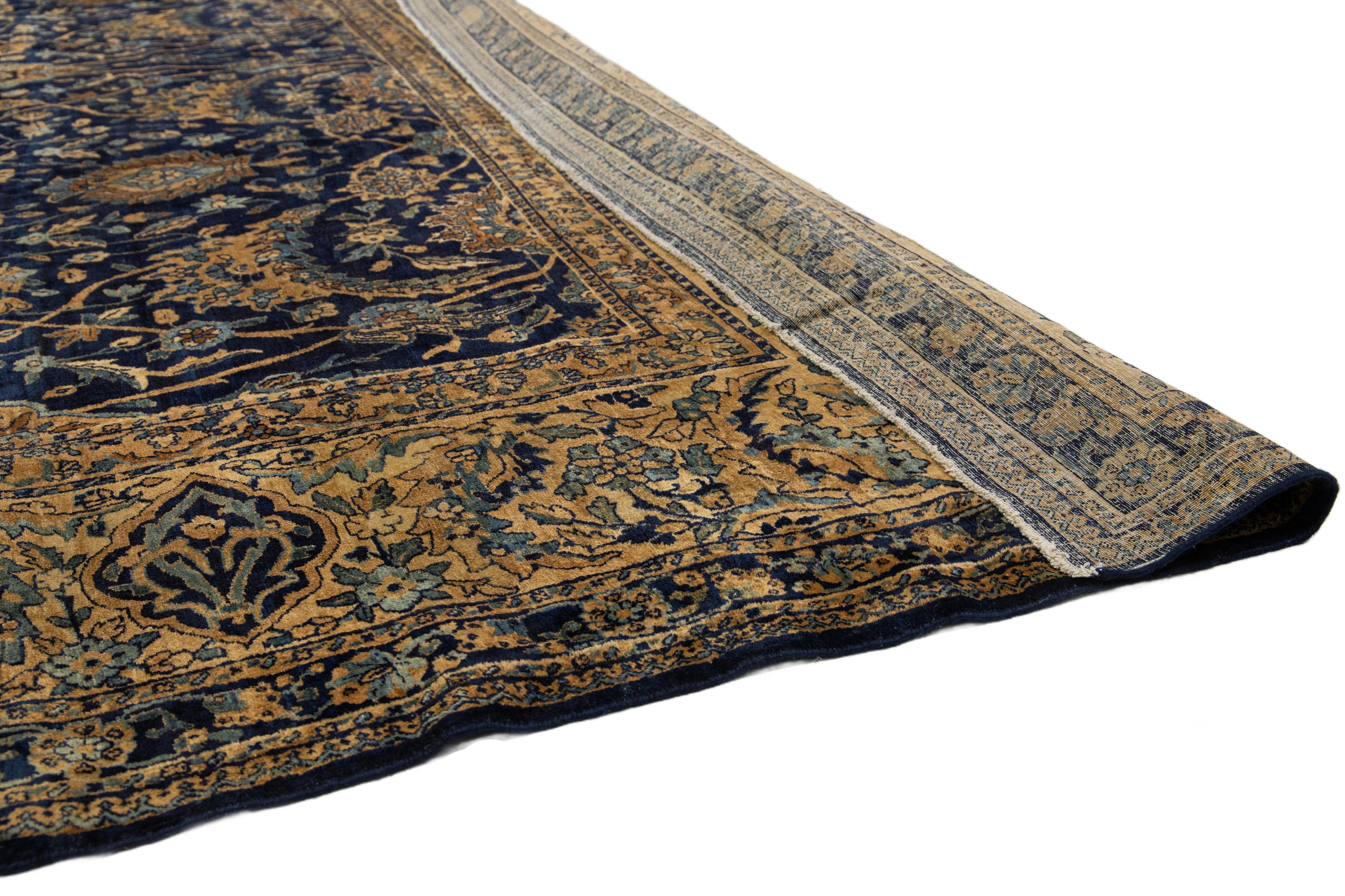 Kirman Tapis persan Kerman surdimensionné en laine bleu foncé avec un motif floral en vente