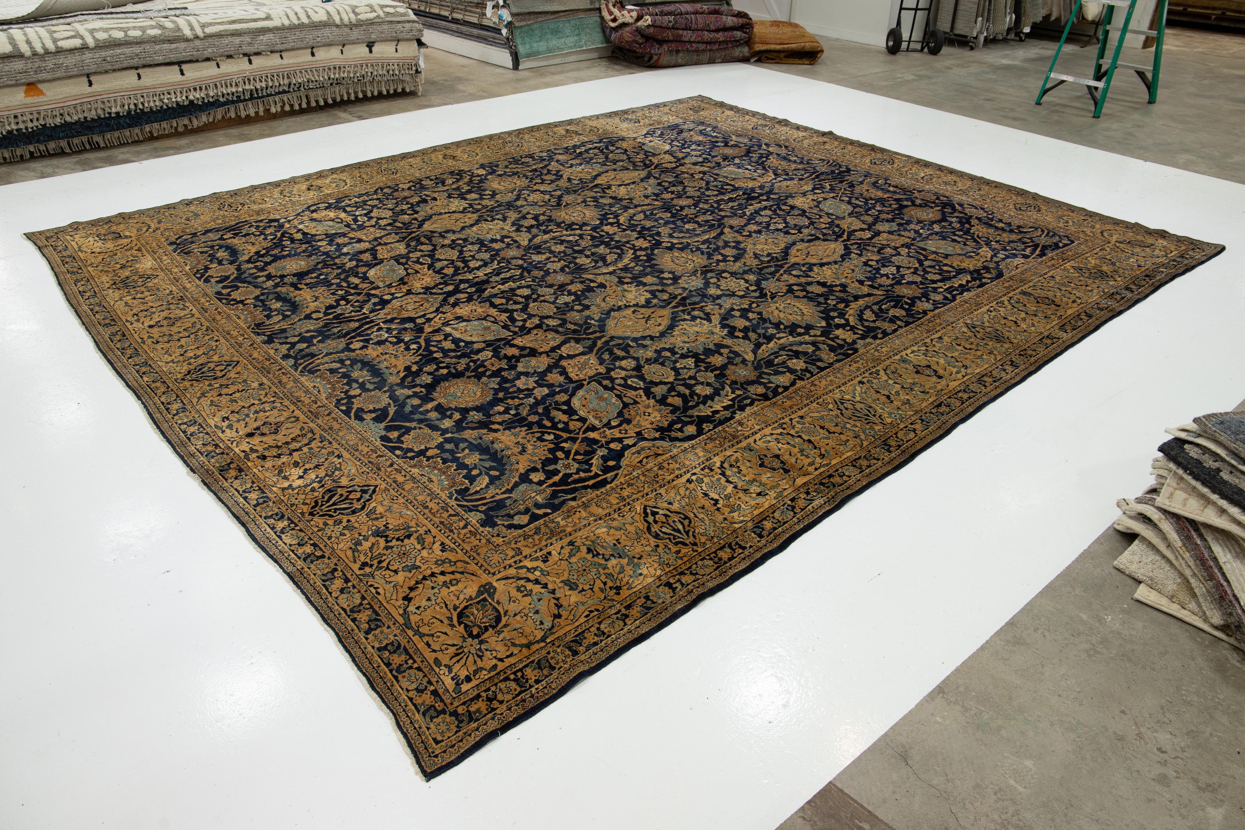 Perse Tapis persan Kerman surdimensionné en laine bleu foncé avec un motif floral en vente