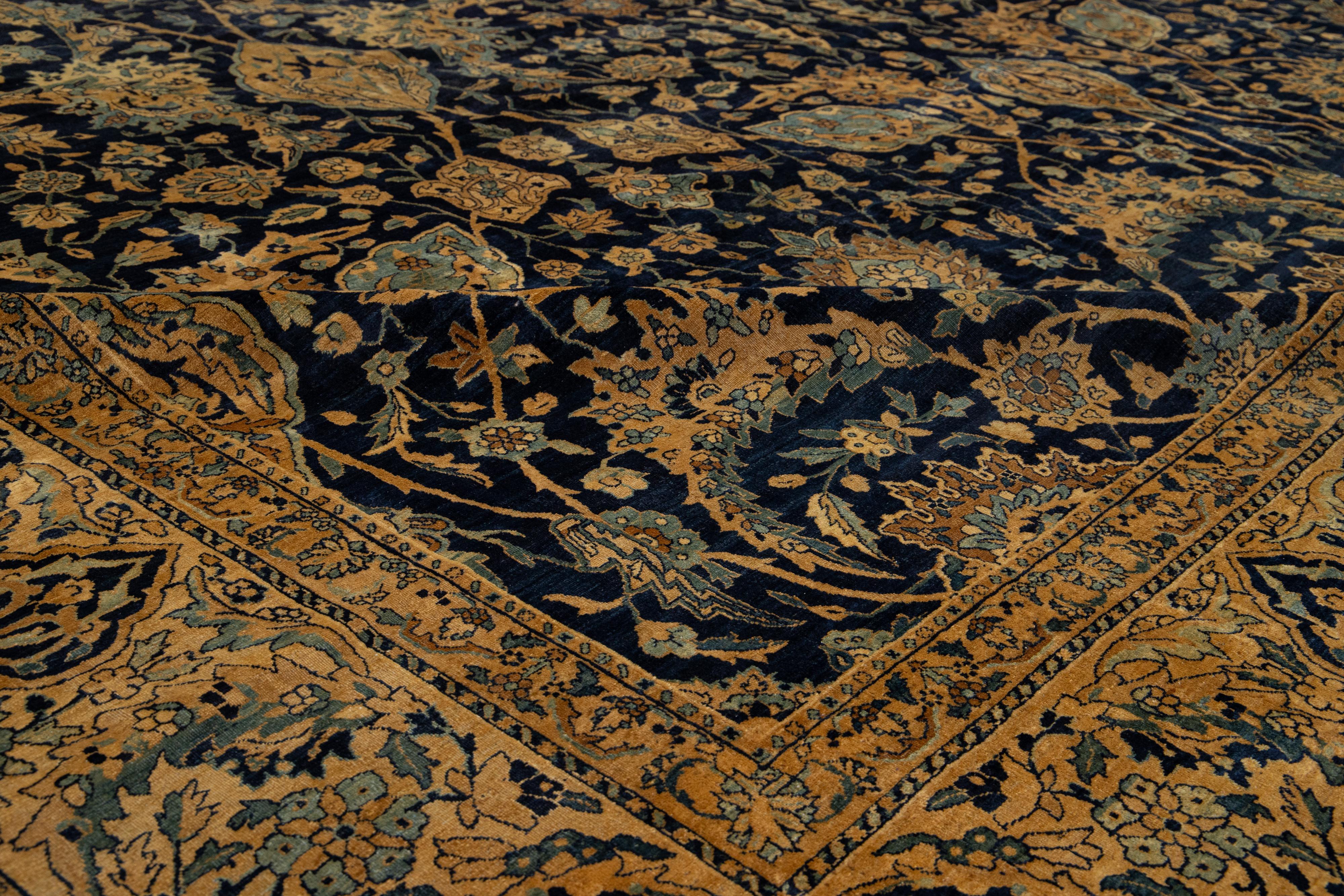 Noué à la main Tapis persan Kerman surdimensionné en laine bleu foncé avec un motif floral en vente