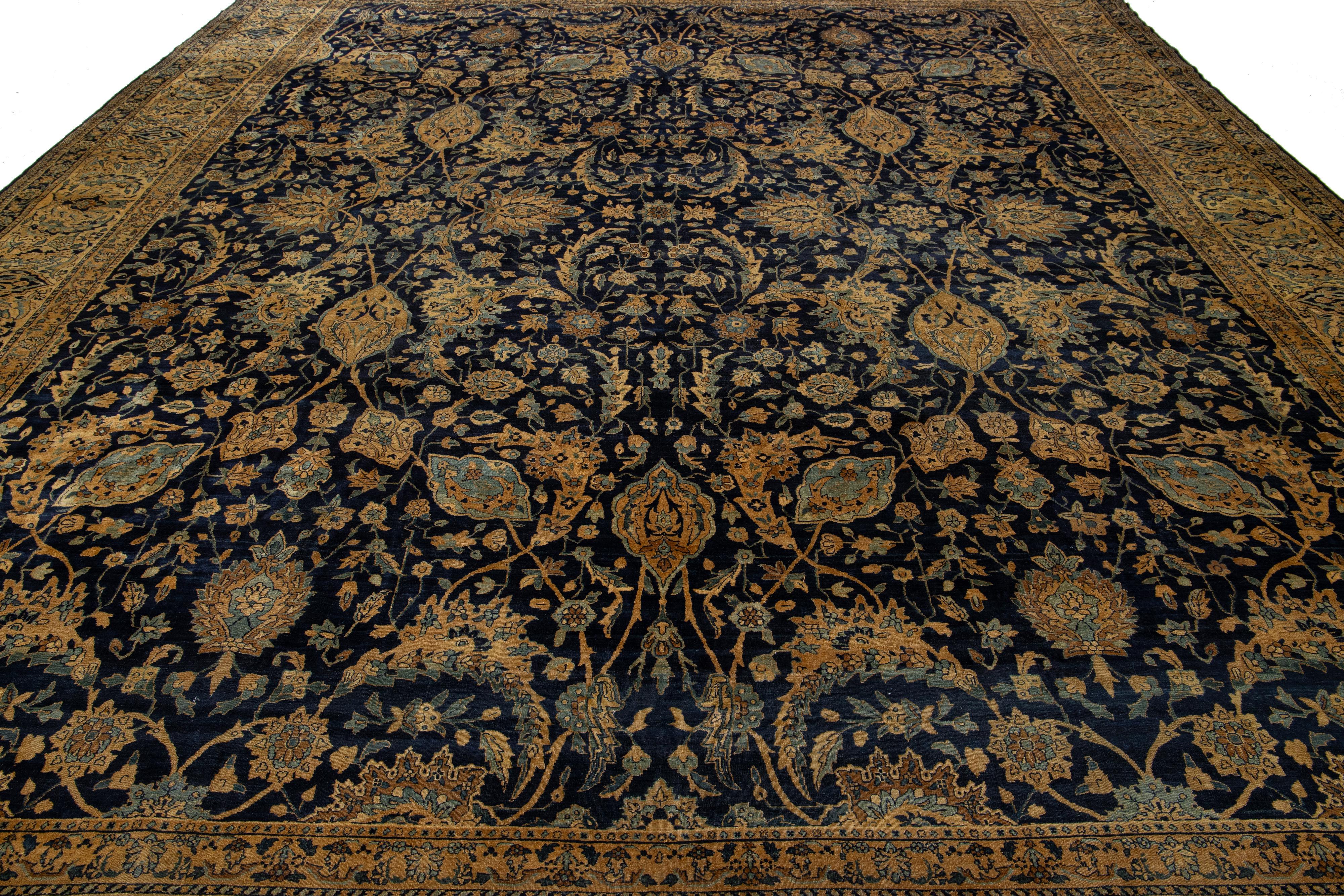 XIXe siècle Tapis persan Kerman surdimensionné en laine bleu foncé avec un motif floral en vente