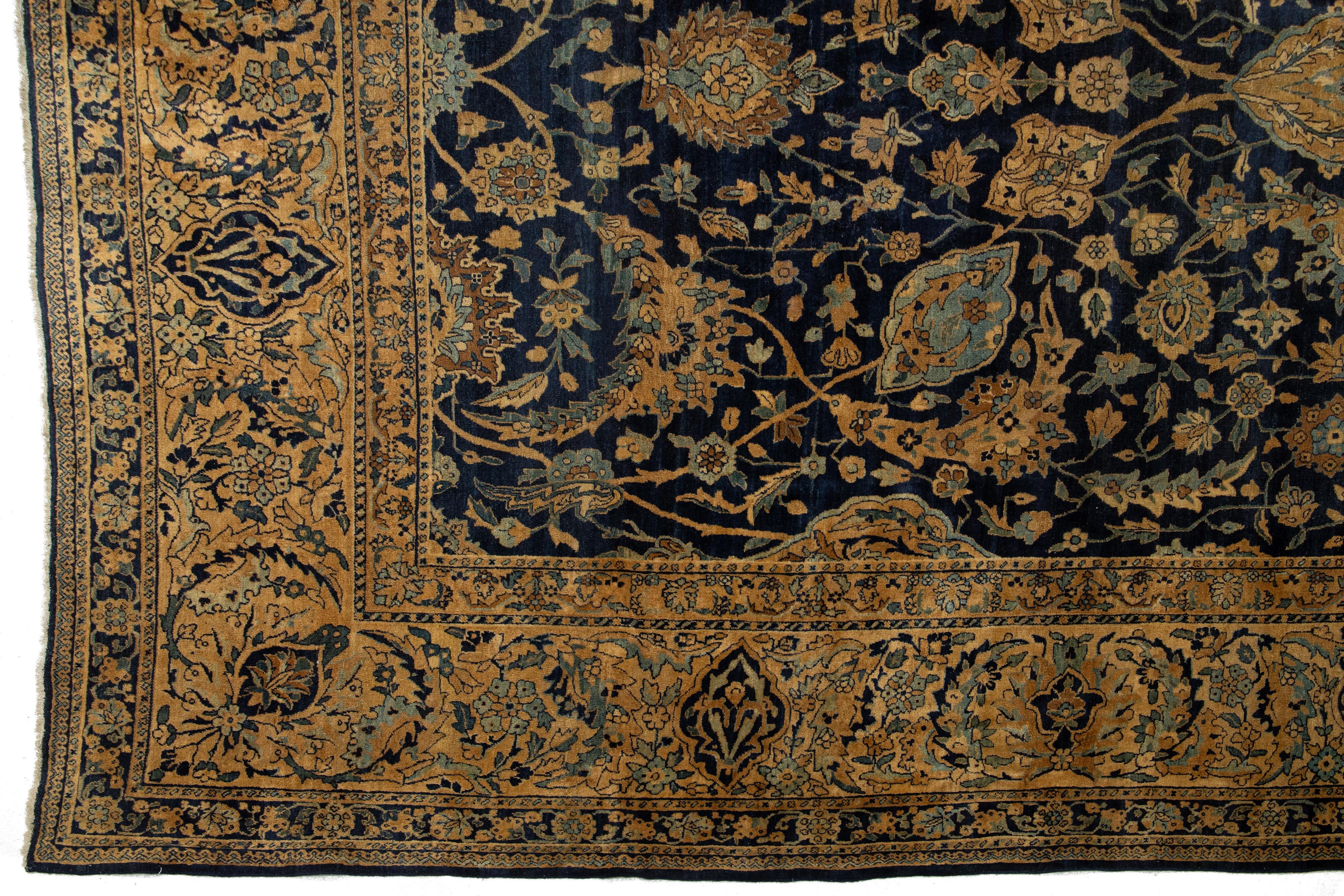 Laine Tapis persan Kerman surdimensionné en laine bleu foncé avec un motif floral en vente