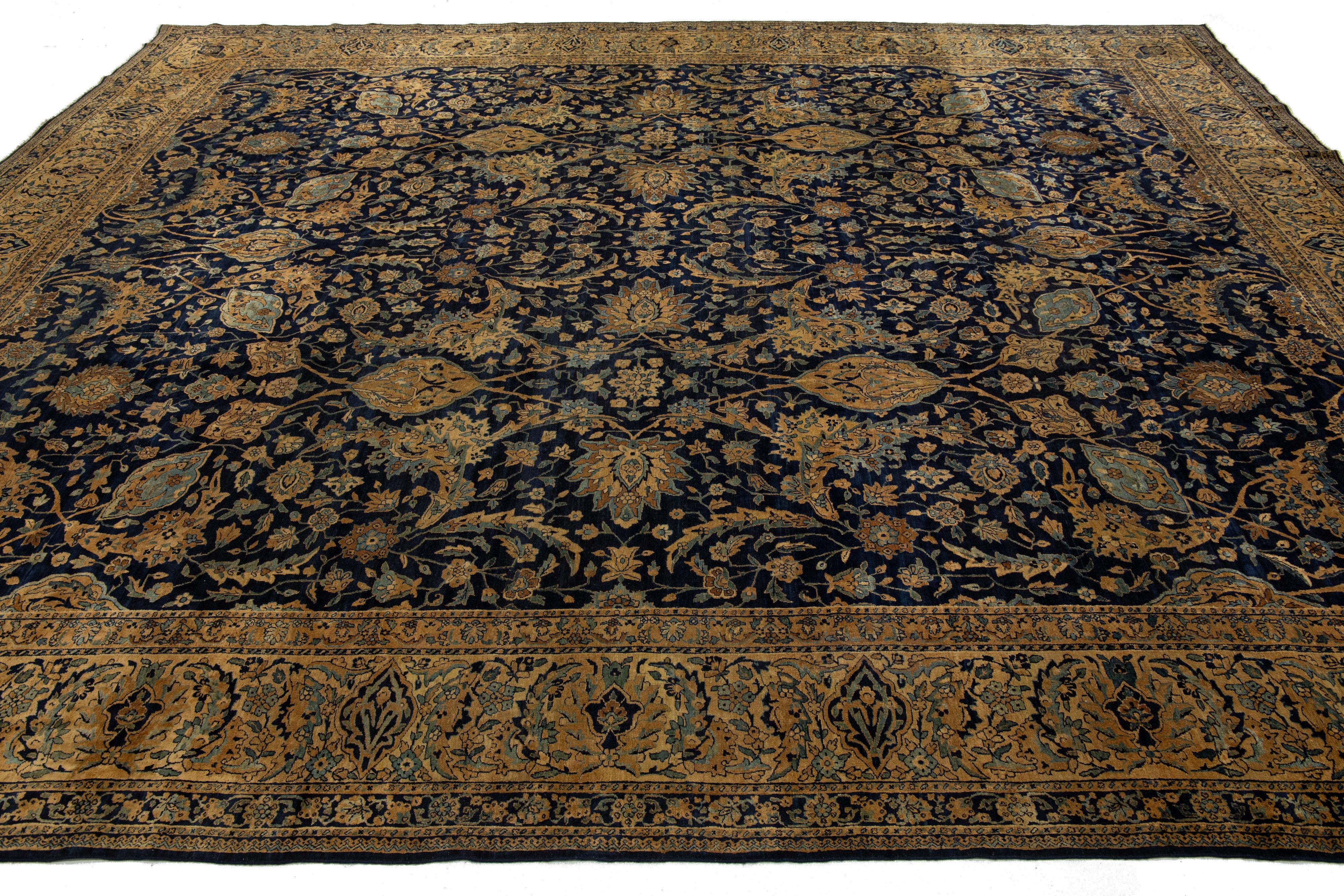 Tapis persan Kerman surdimensionné en laine bleu foncé avec un motif floral en vente 1