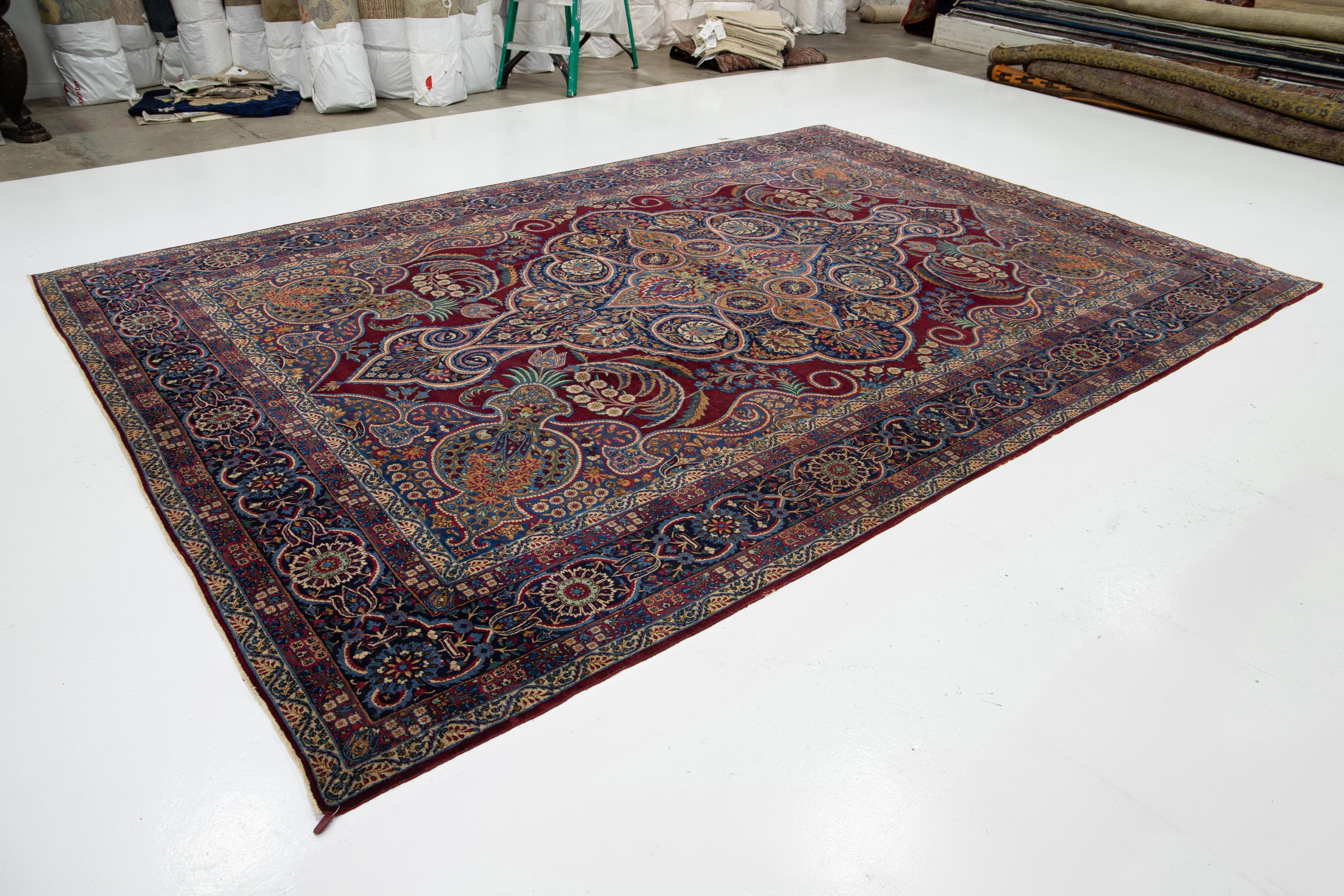 Kirman Ancien tapis persan Kerman en laine rouge avec un motif floral multicolore en vente