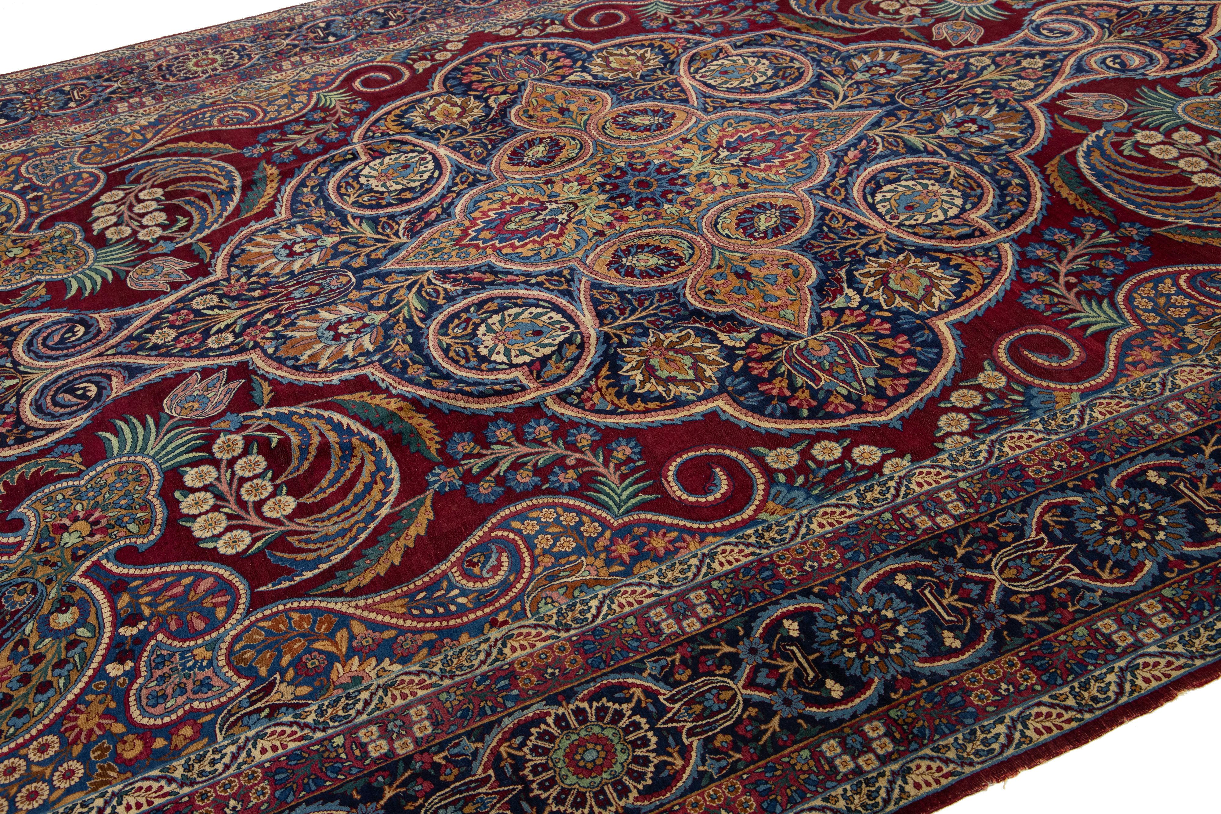 Perse Ancien tapis persan Kerman en laine rouge avec un motif floral multicolore en vente