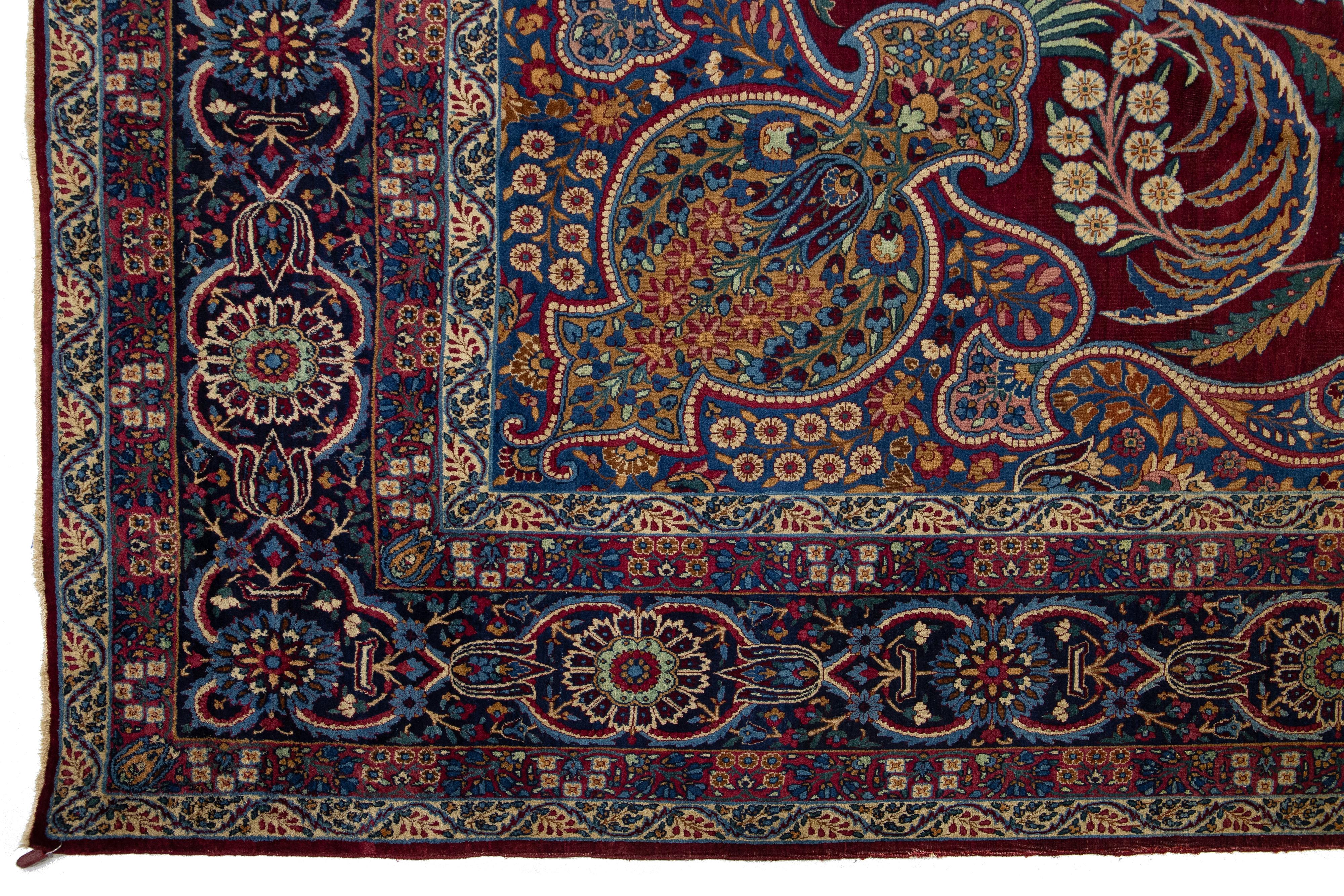 Ancien tapis persan Kerman en laine rouge avec un motif floral multicolore Bon état - En vente à Norwalk, CT