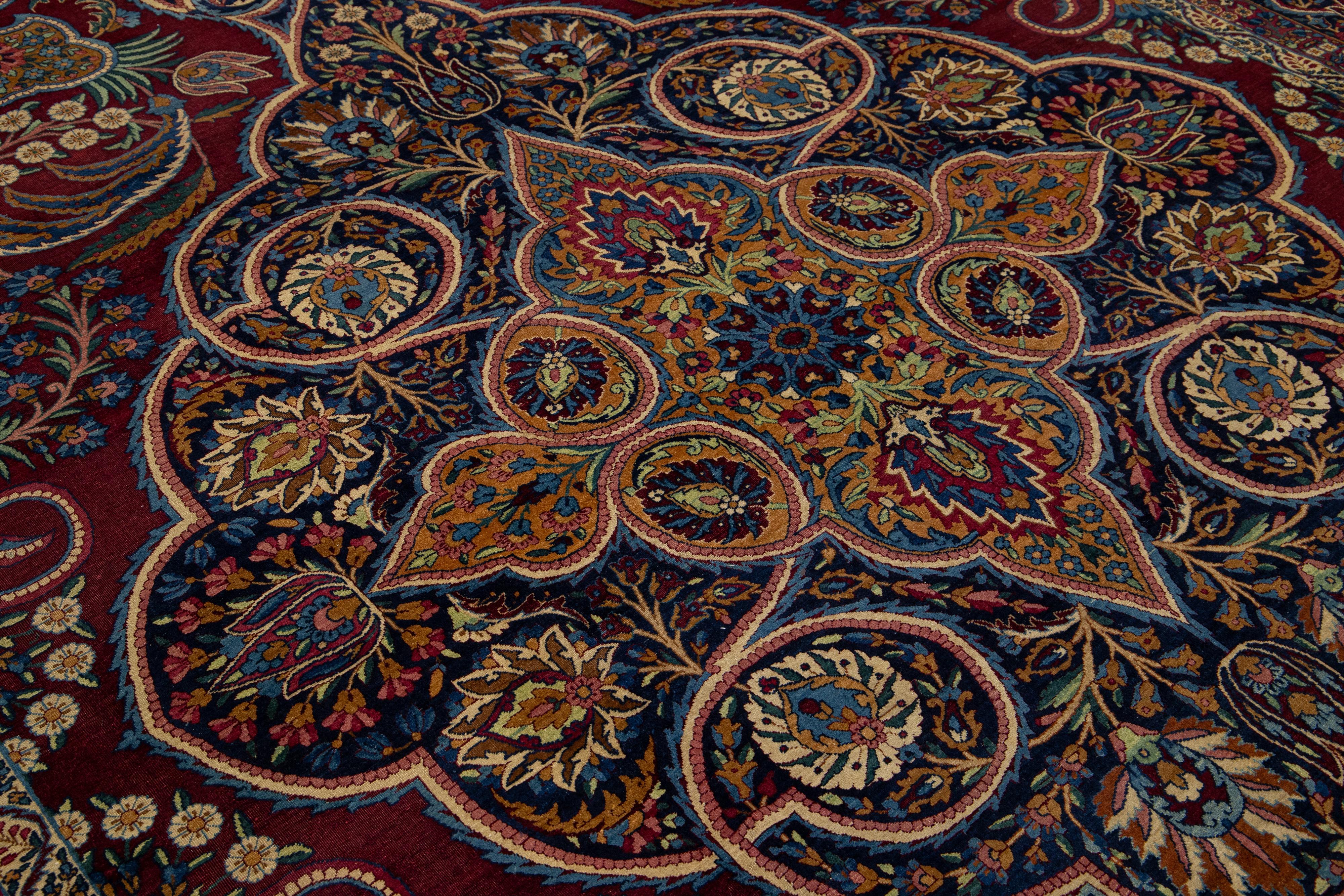 Laine Ancien tapis persan Kerman en laine rouge avec un motif floral multicolore en vente
