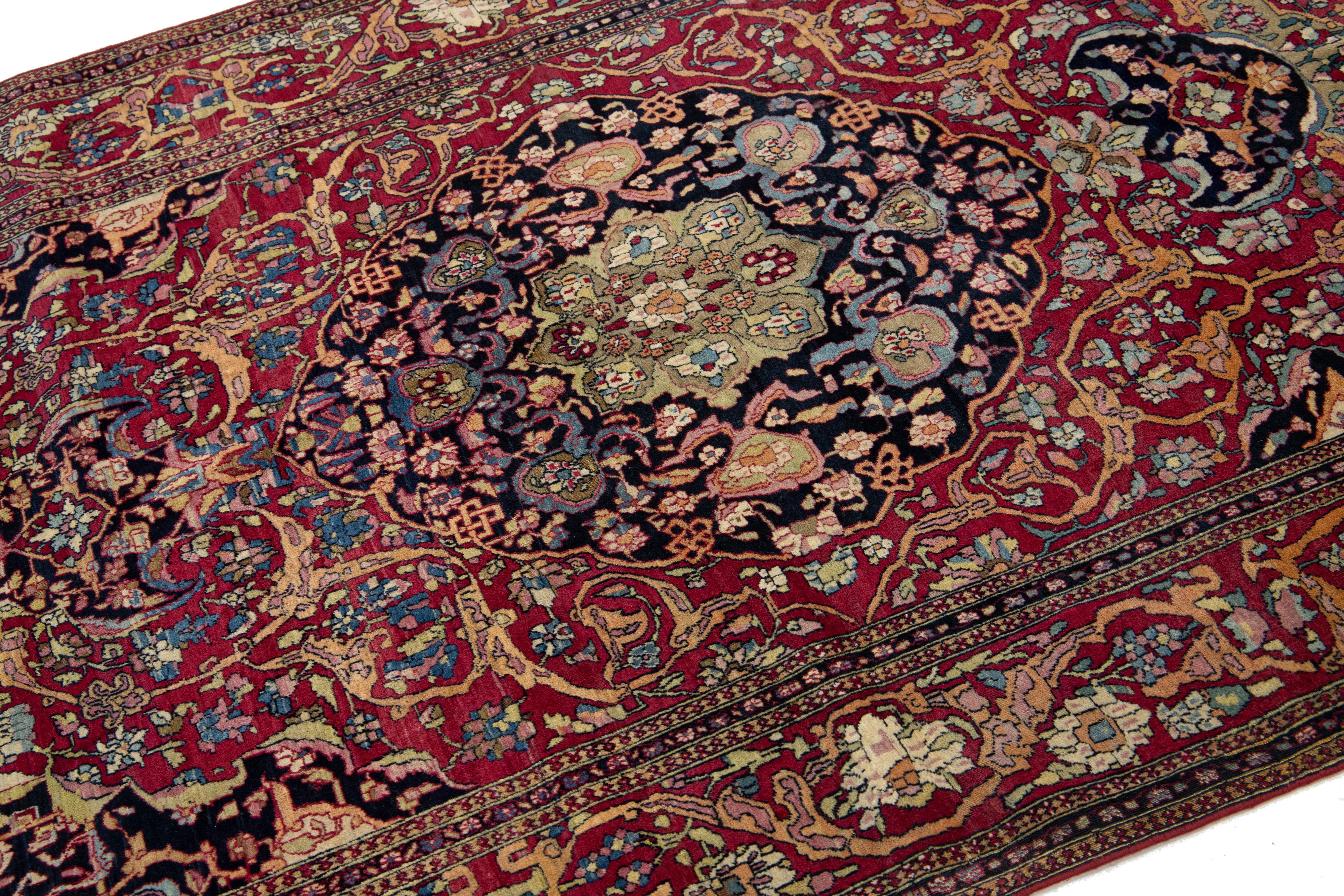 Perse Ancien tapis persan Kerman en laine rouge avec un motif de rosette en vente