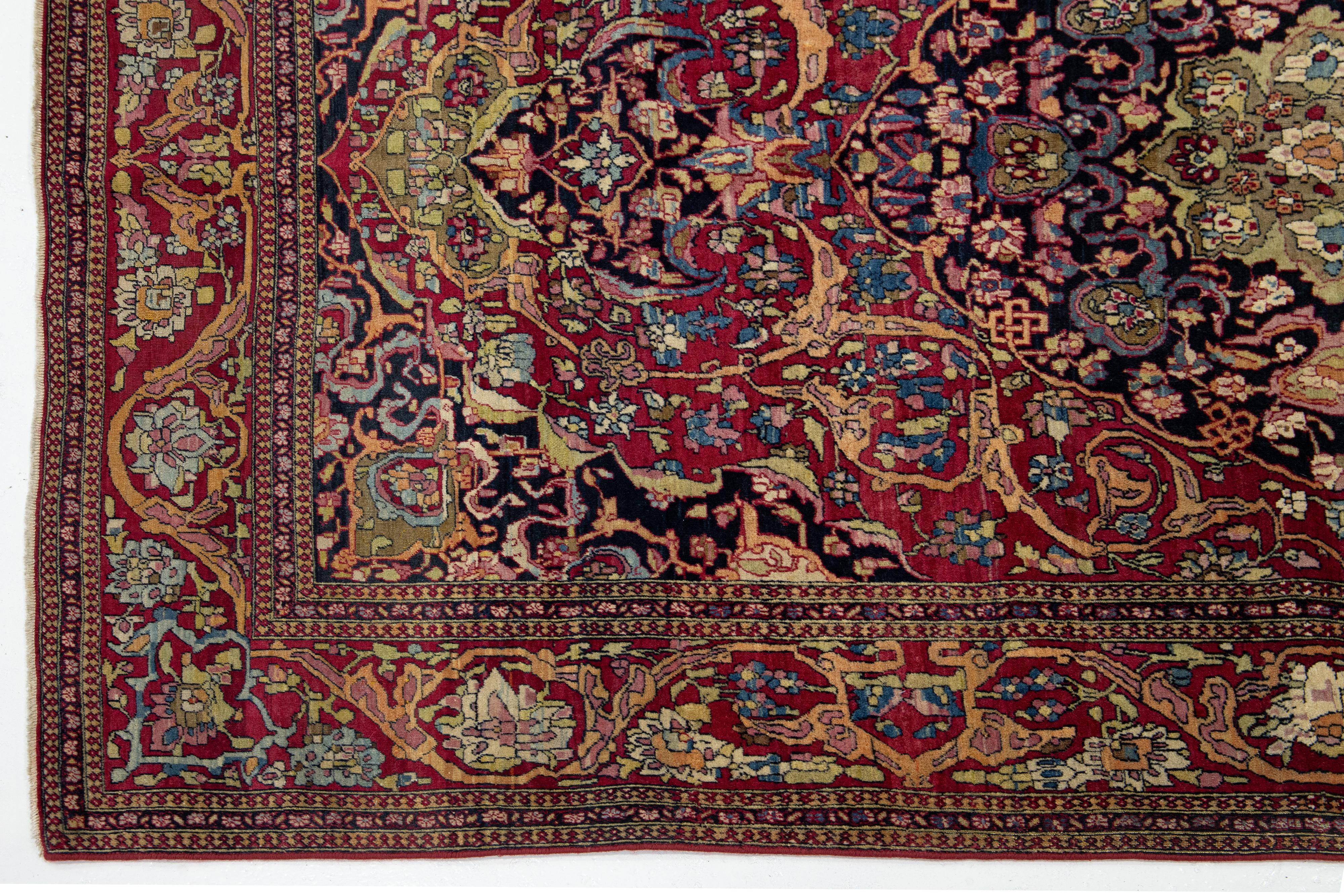 Ancien tapis persan Kerman en laine rouge avec un motif de rosette Bon état - En vente à Norwalk, CT