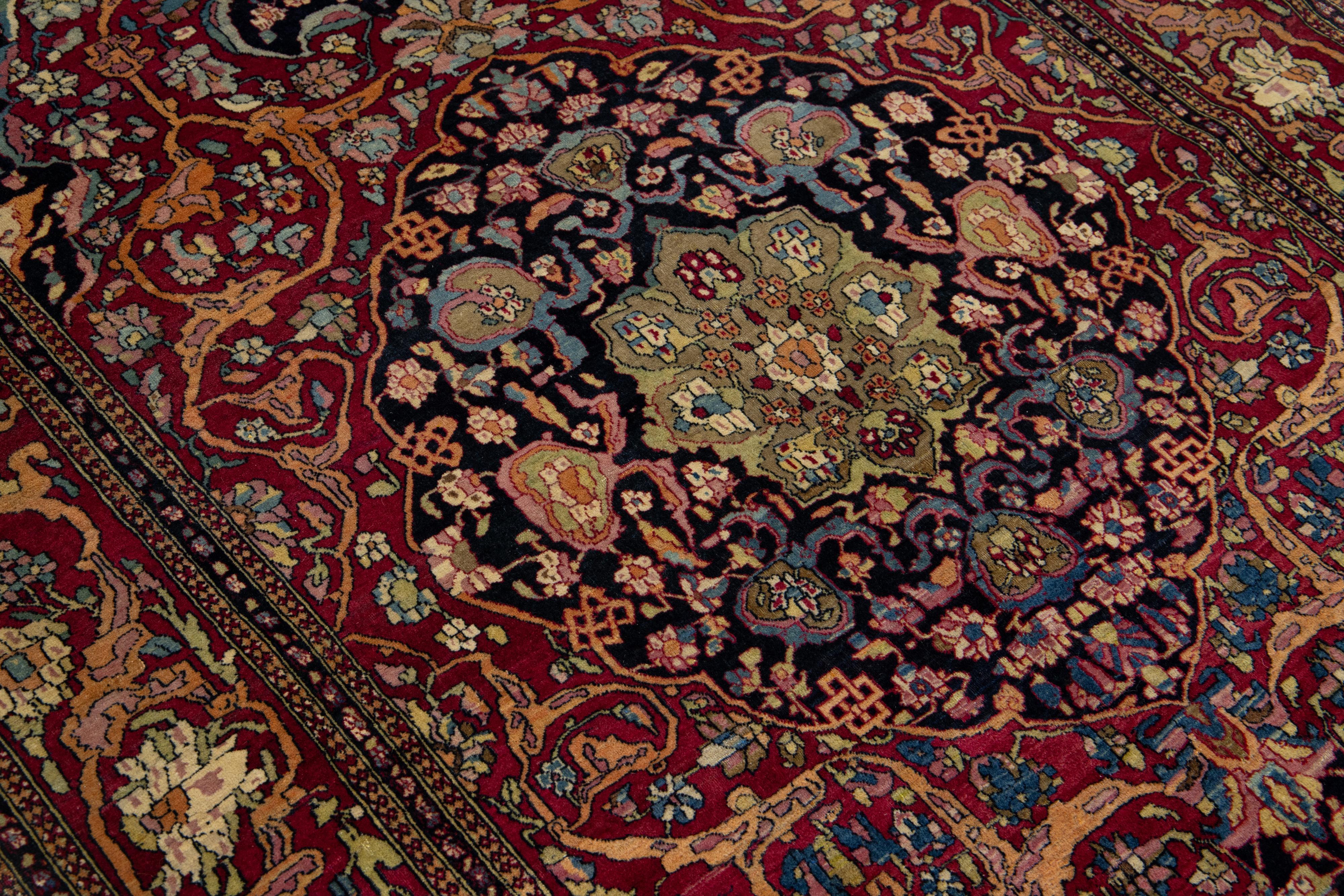 20ième siècle Ancien tapis persan Kerman en laine rouge avec un motif de rosette en vente