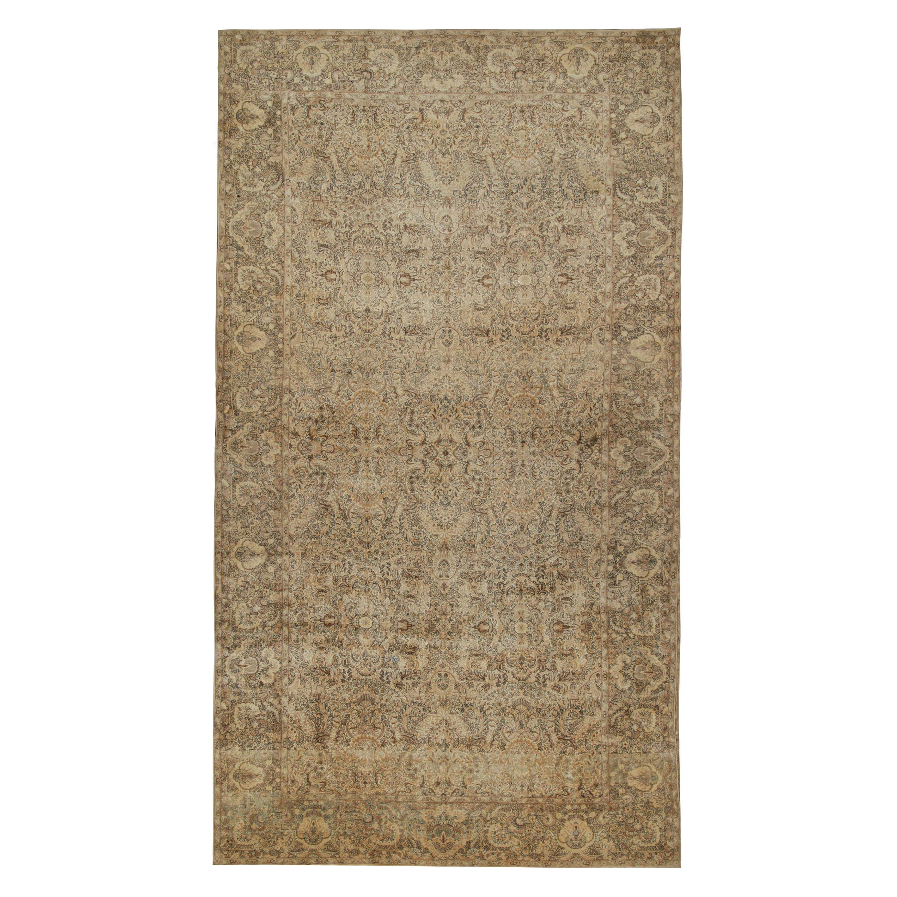 Antiker Kerman-Perserteppich mit goldenem und blauem Blumenmuster von Teppich & Kilim