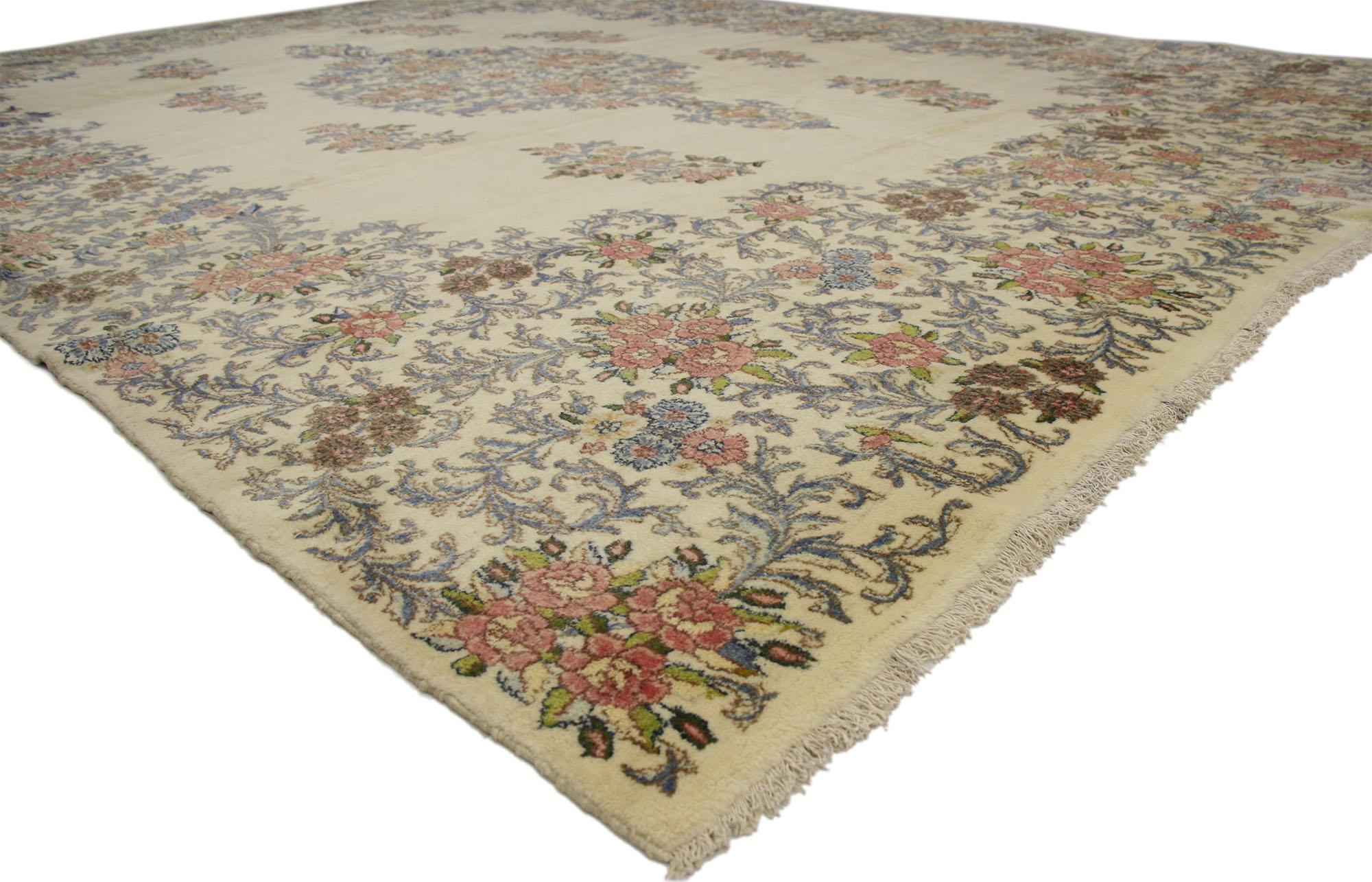 71946 Übergroßer antiker persischer Kerman-Teppich, 11'00 x 16'06. Kerman-Teppiche haben ihren Ursprung in der Stadt Kerman im südlichen Zentraliran. Die Stadt, die als Drehscheibe für die Weberei gilt, ist stolz auf ihr reiches Erbe in der