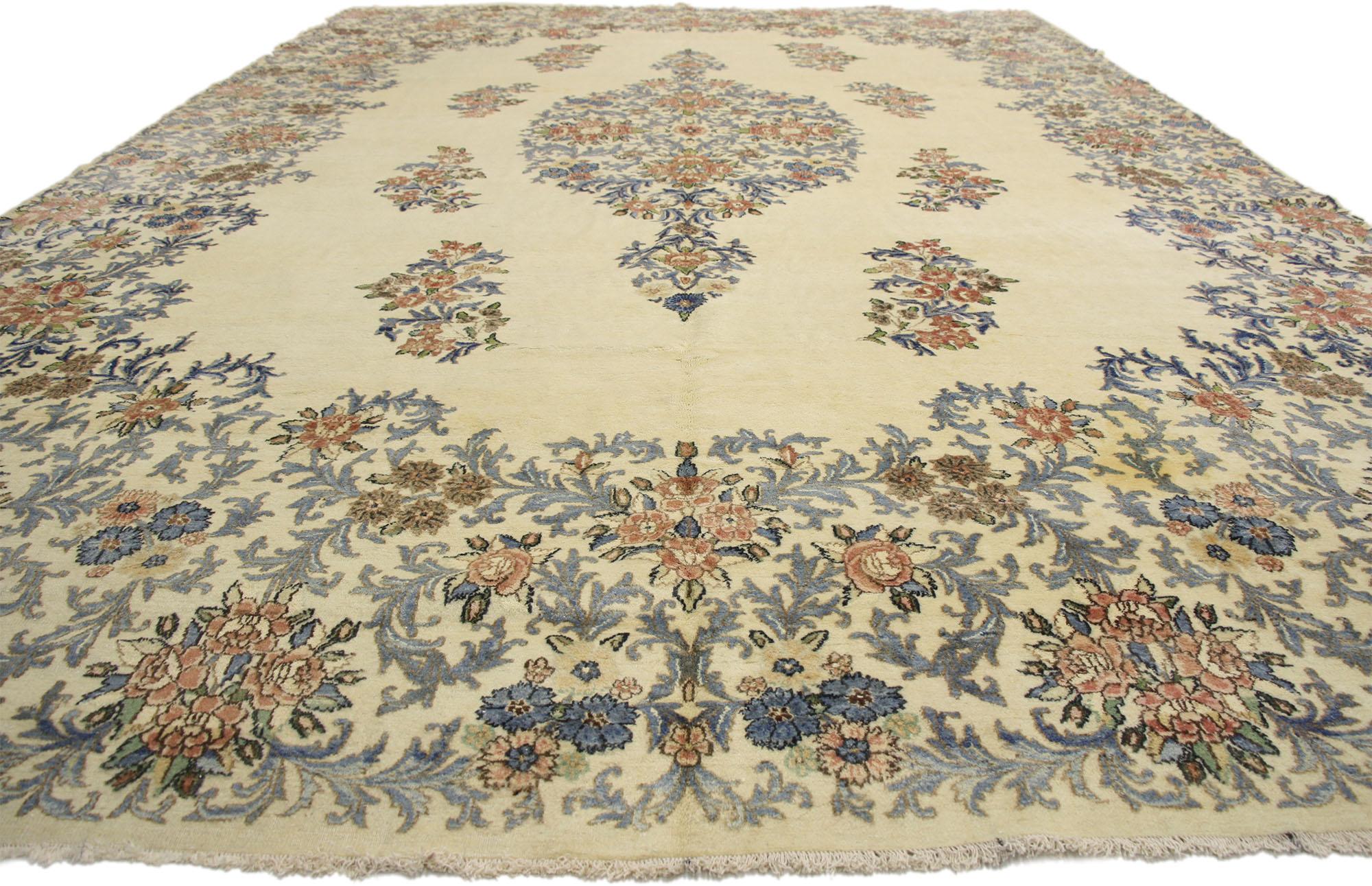 Kirman Ancien tapis persan Kerman de style traditionnel aux couleurs claires en vente