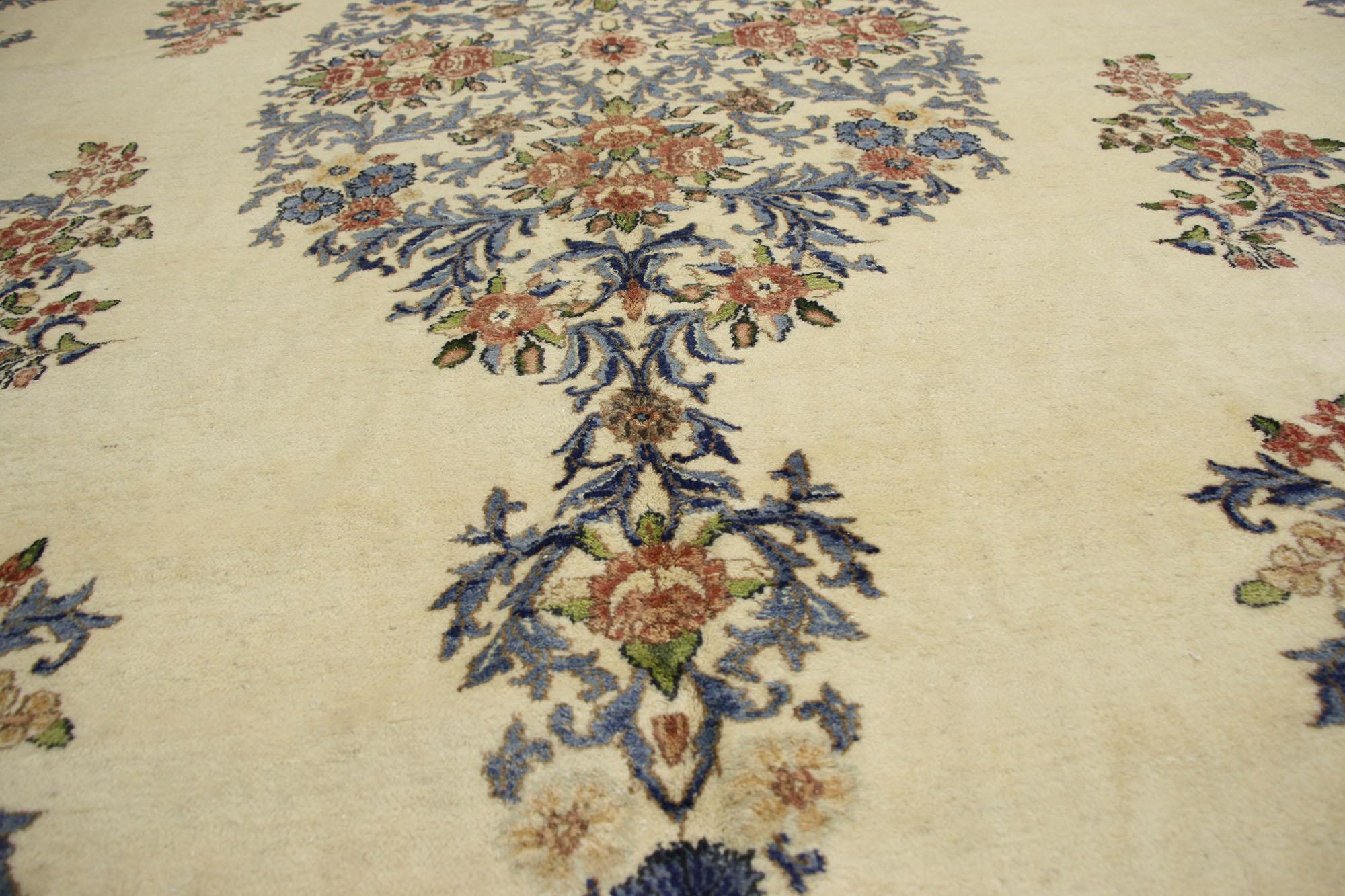 Perse Ancien tapis persan Kerman de style traditionnel aux couleurs claires en vente