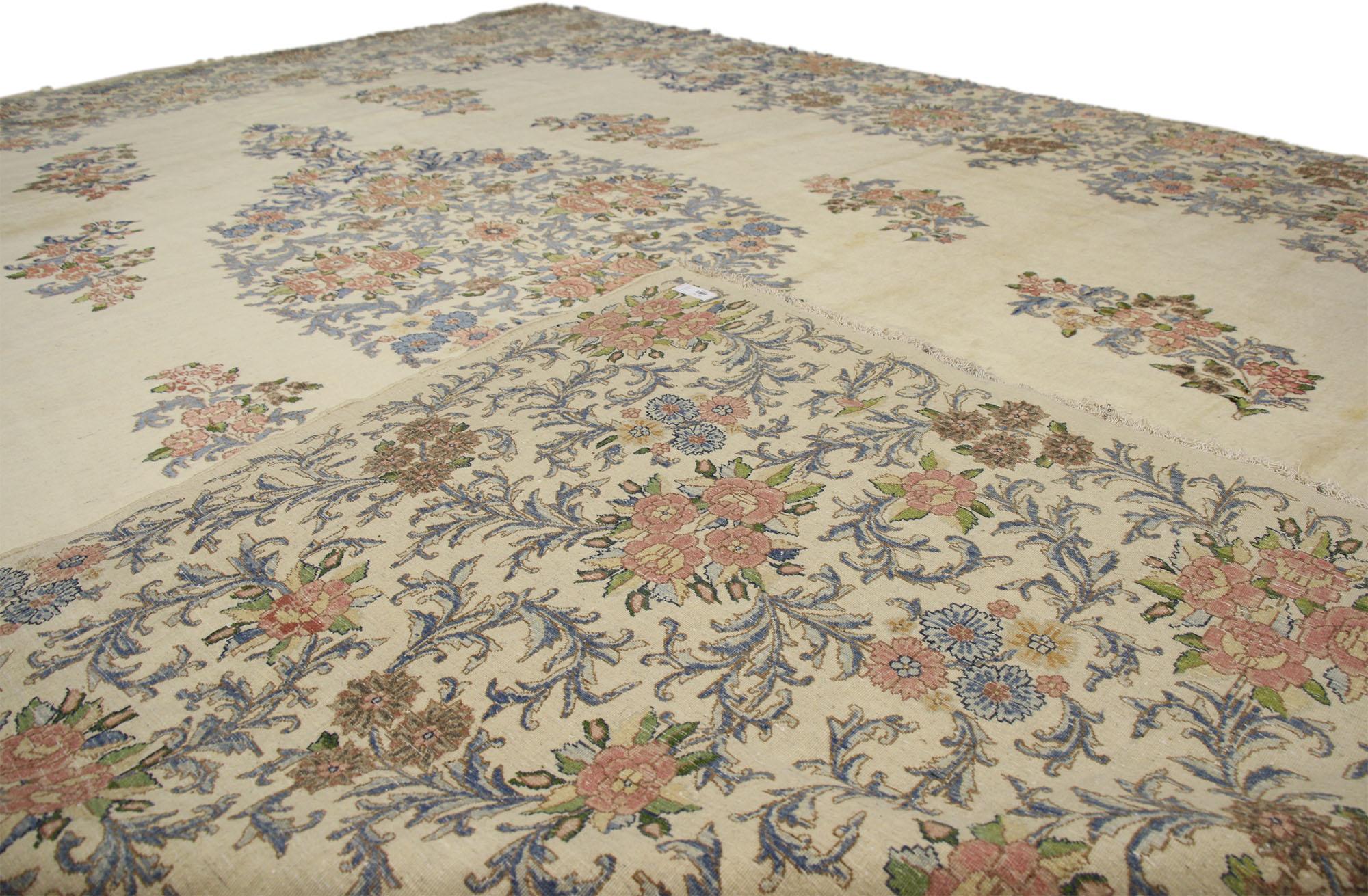 Noué à la main Ancien tapis persan Kerman de style traditionnel aux couleurs claires en vente
