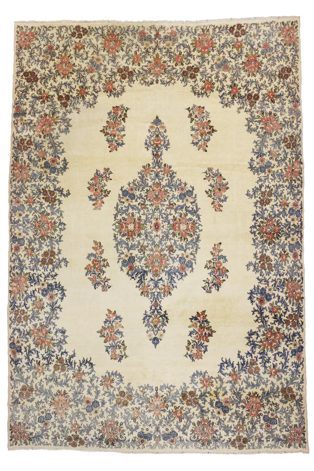 Ancien tapis persan Kerman de style traditionnel aux couleurs claires Bon état - En vente à Dallas, TX