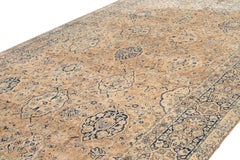 Antiker persischer Kerman-Wollteppich in Hellbraun mit verführerischem Rosette-Motiv